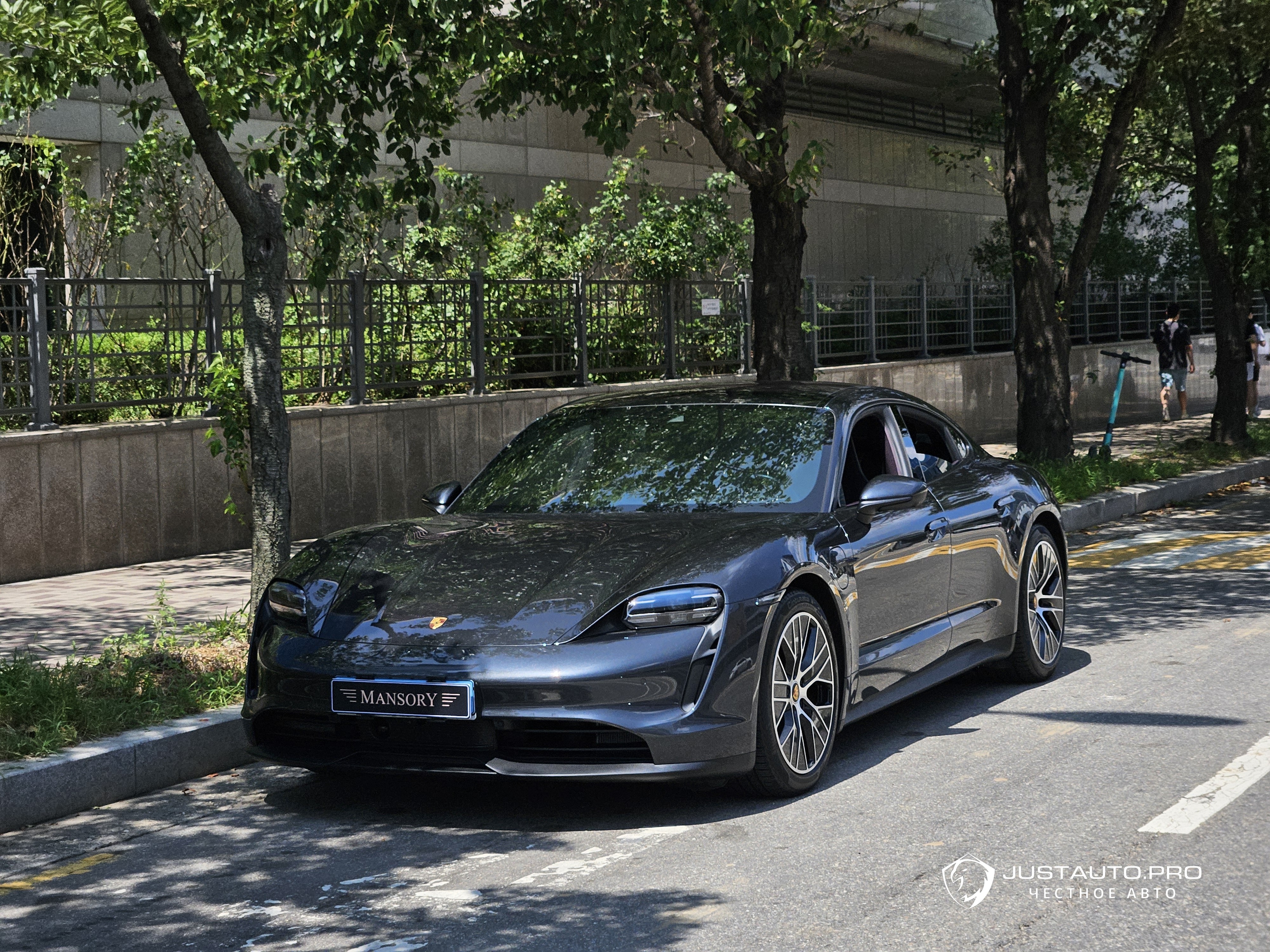 Автомобиль Porsche Taycan