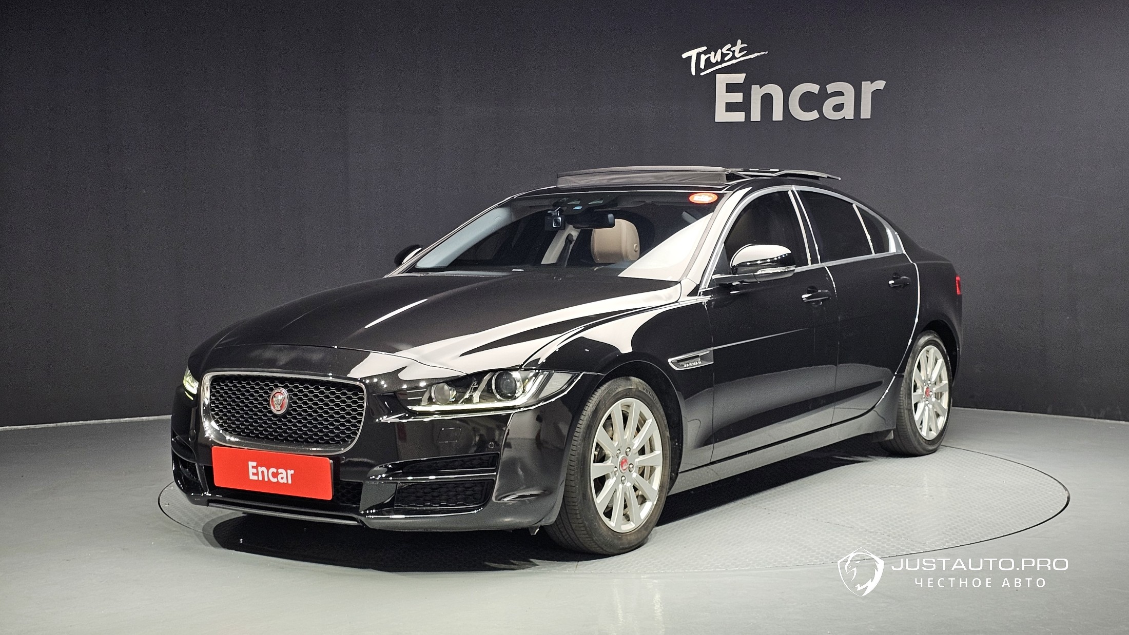 Автомобиль Jaguar XE