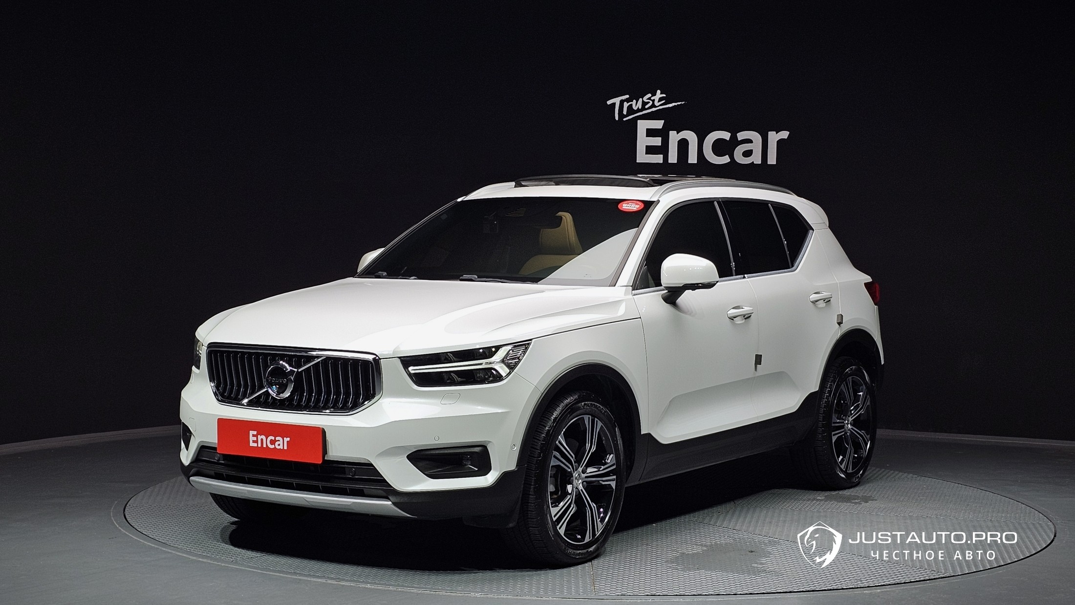 Автомобиль Volvo XC40