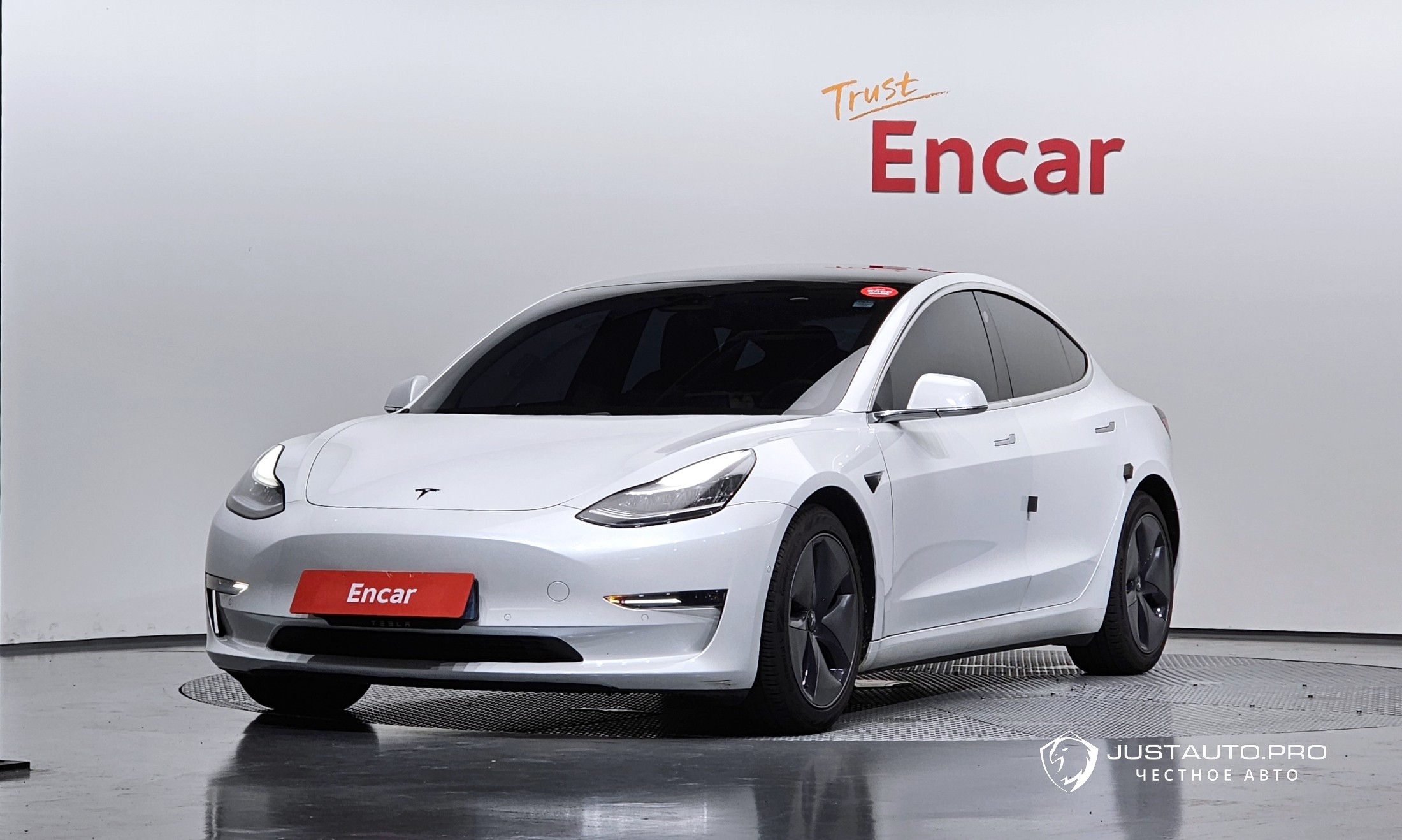 Автомобиль Tesla Model 3