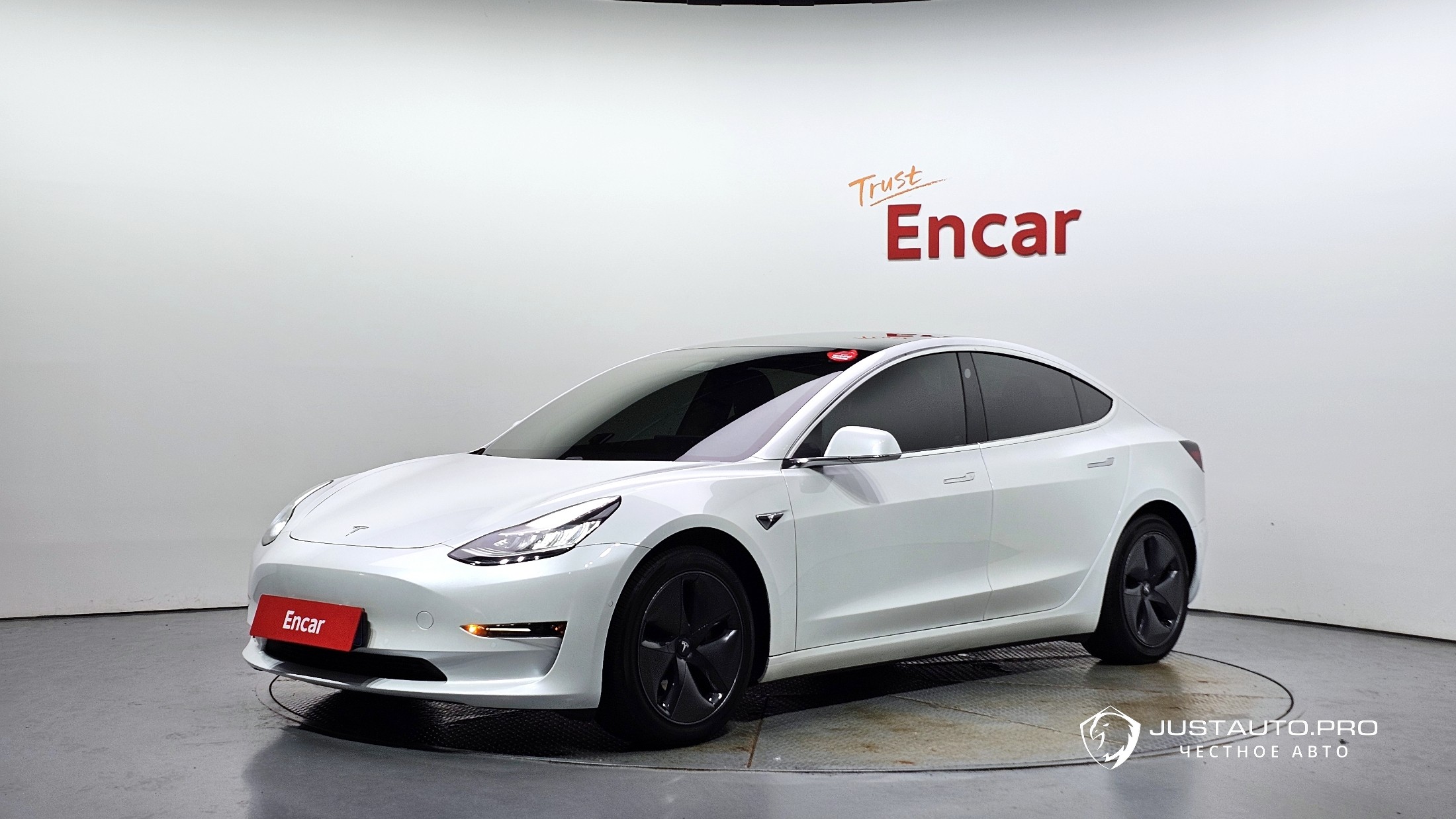 Автомобиль Tesla Model 3