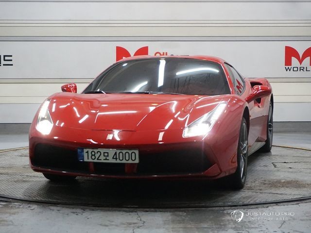 Автомобиль Ferrari 488
