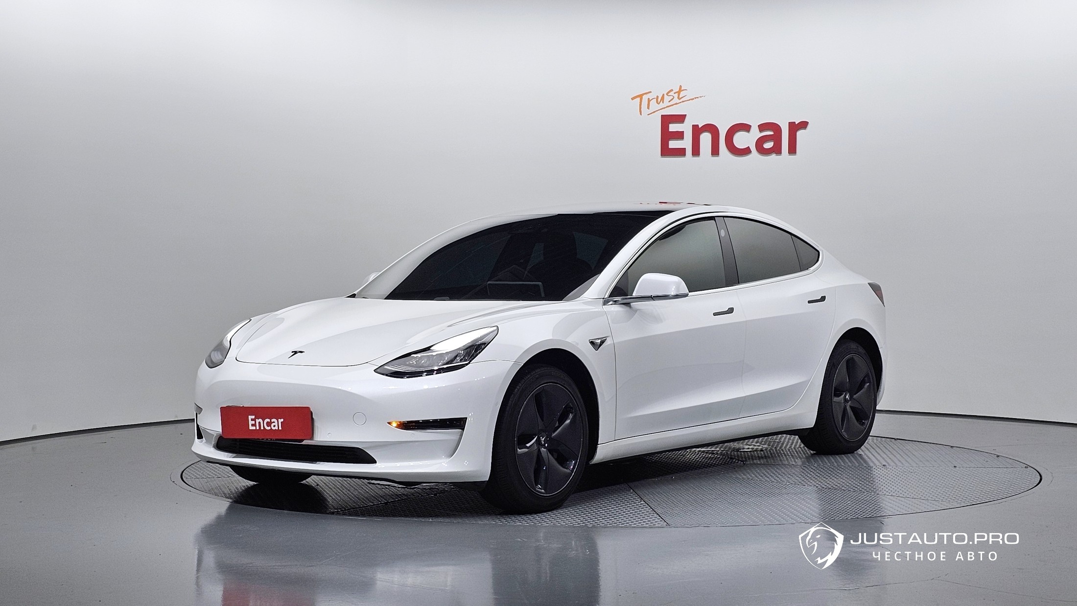 Автомобиль Tesla Model 3