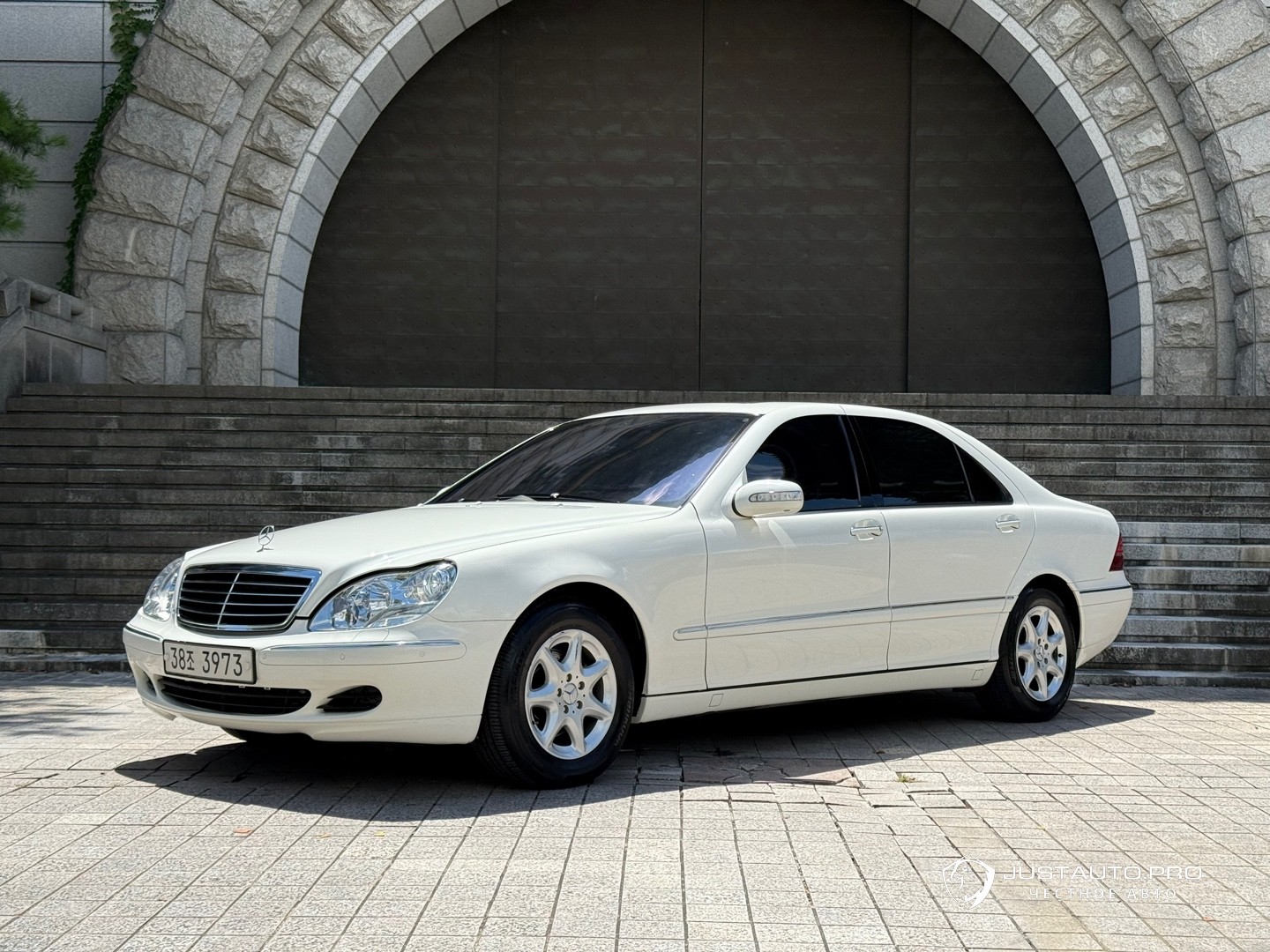 Автомобиль Mercedes-Benz S-Class
