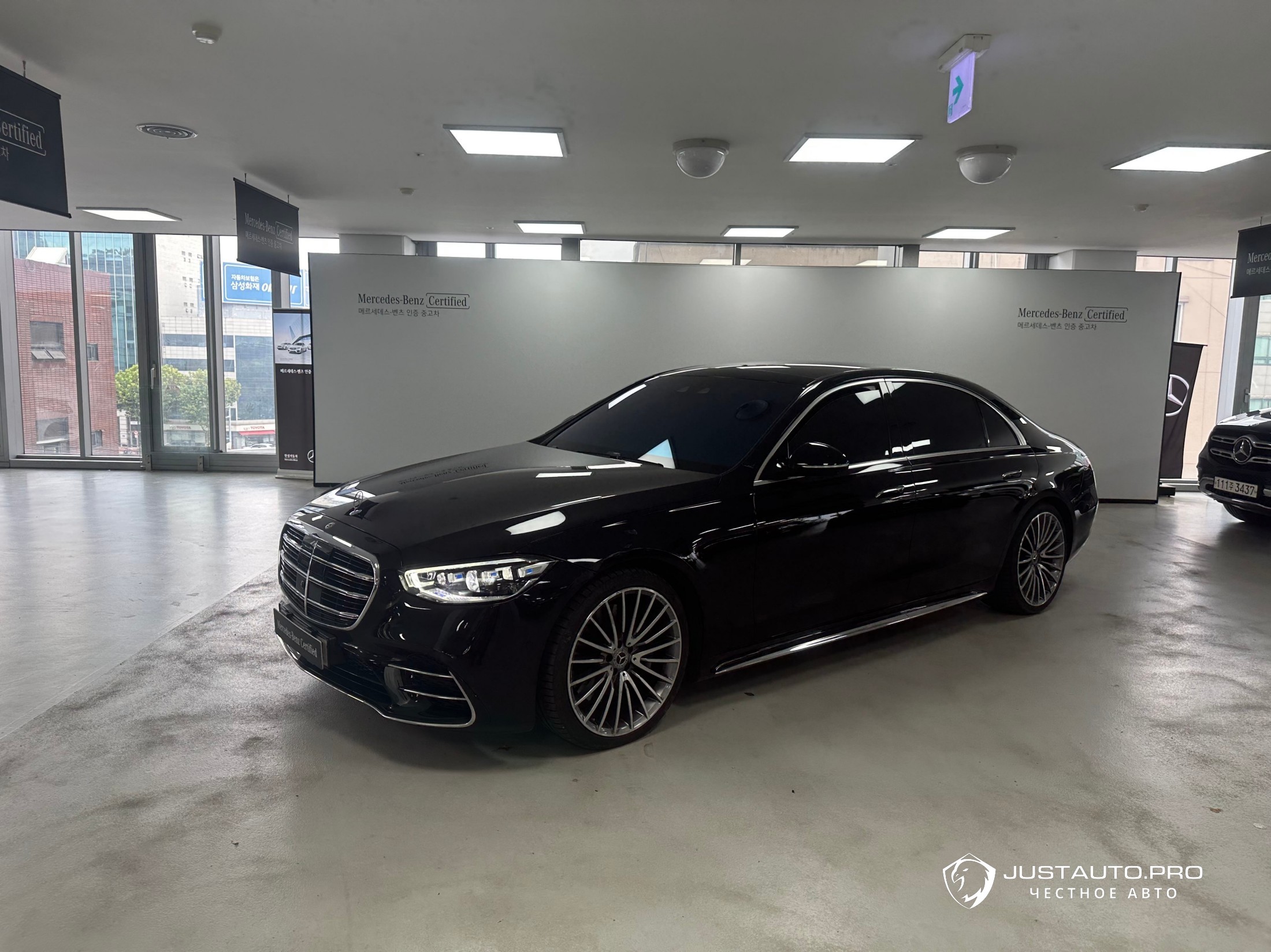 Автомобиль Mercedes-Benz S-Class