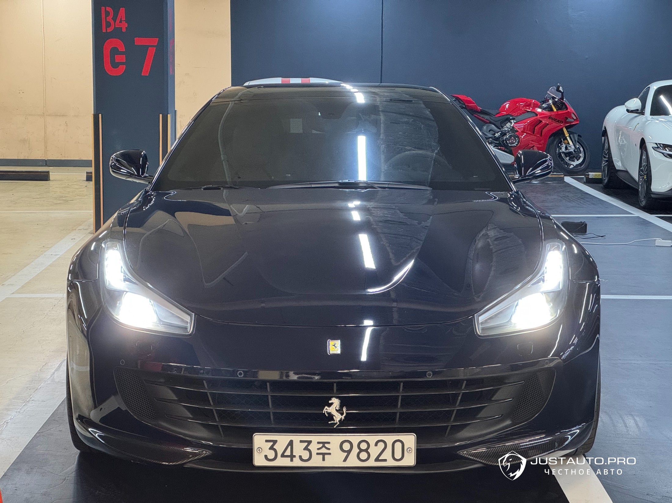 Автомобиль Ferrari GTC4 Lusso