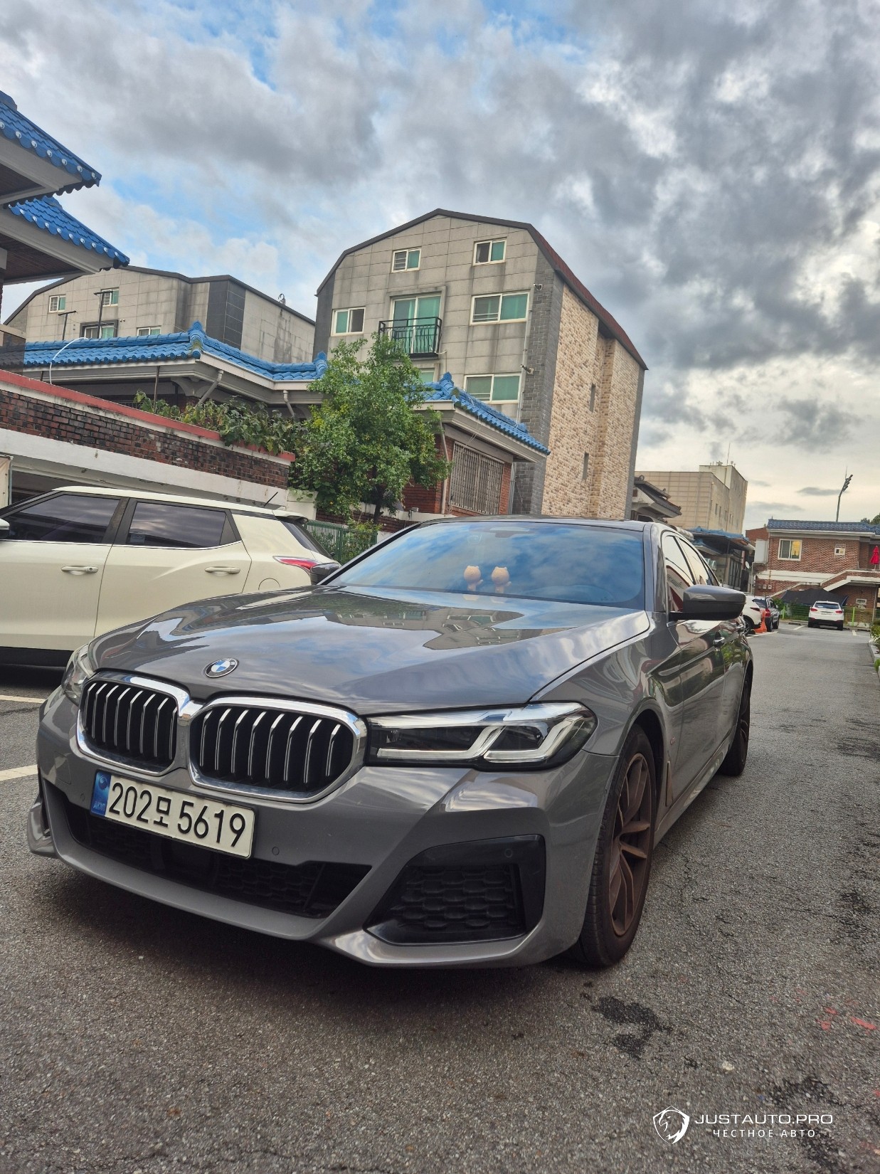 Автомобиль BMW 5-Series