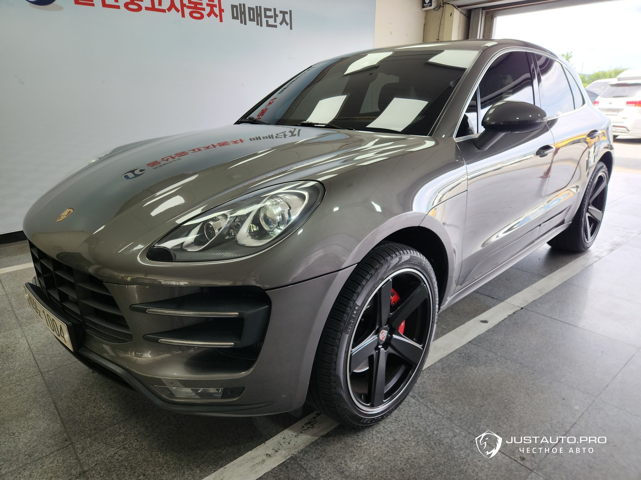 Автомобиль Porsche Macan