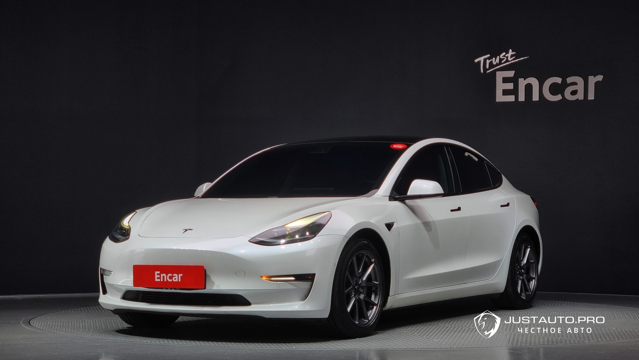 Автомобиль Tesla Model 3