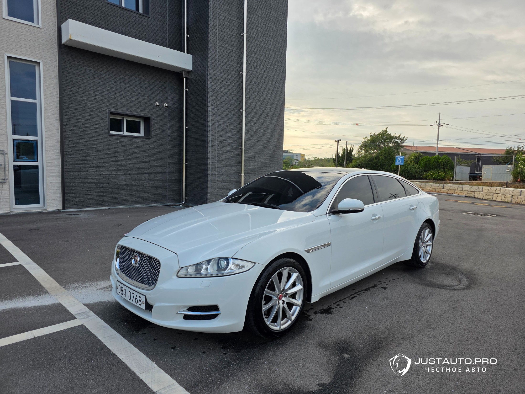 Автомобиль Jaguar XJ