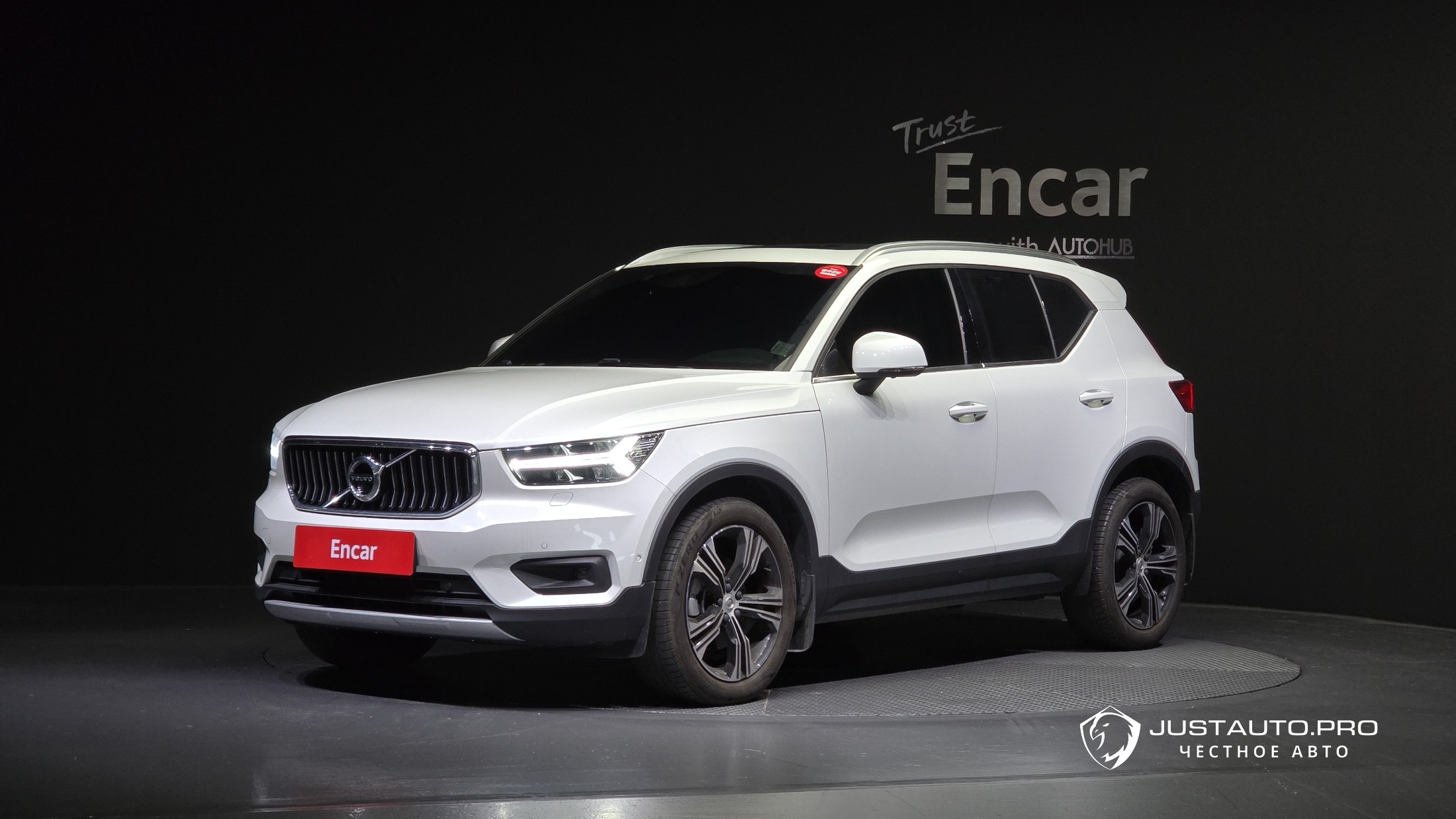 Автомобиль Volvo XC40