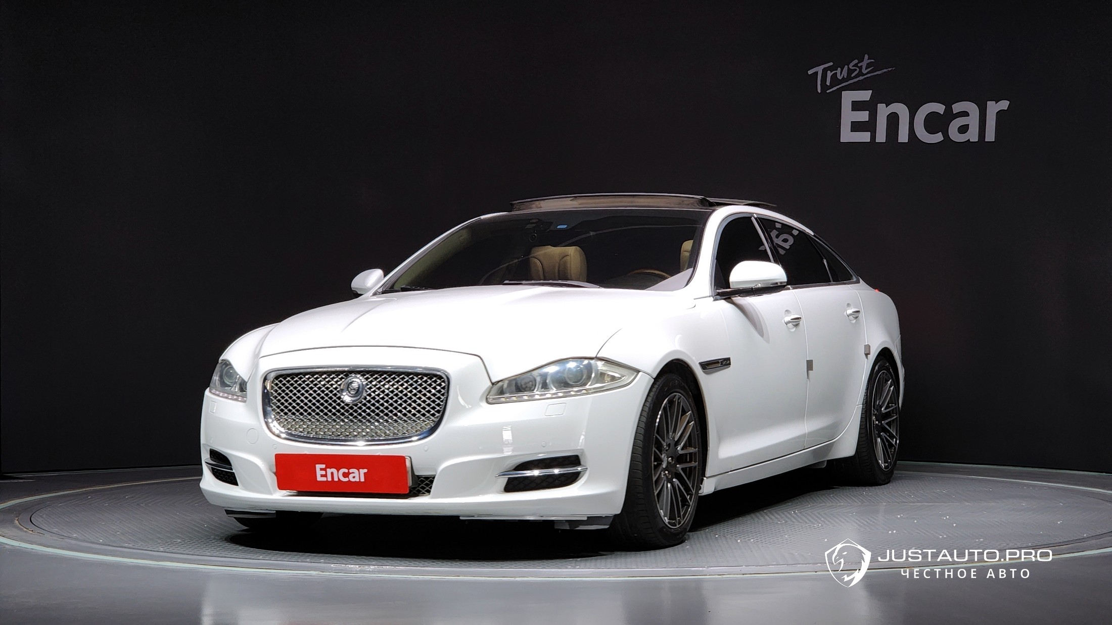 Автомобиль Jaguar XJ