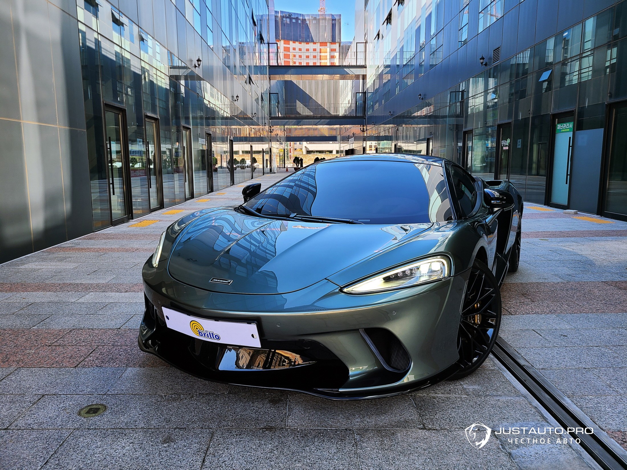 Автомобиль Mclaren GT