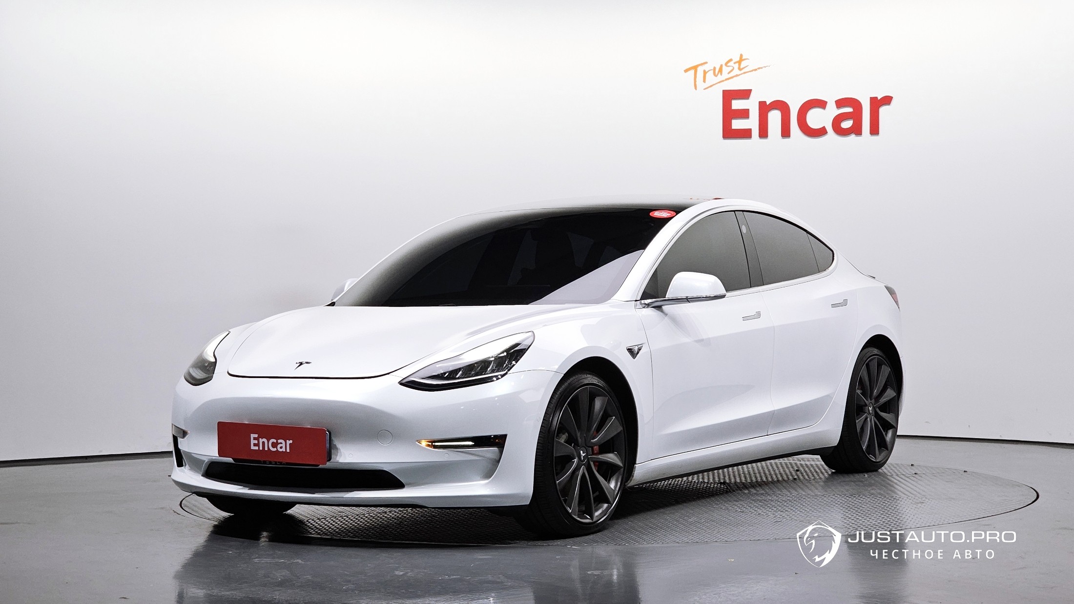 Автомобиль Tesla Model 3
