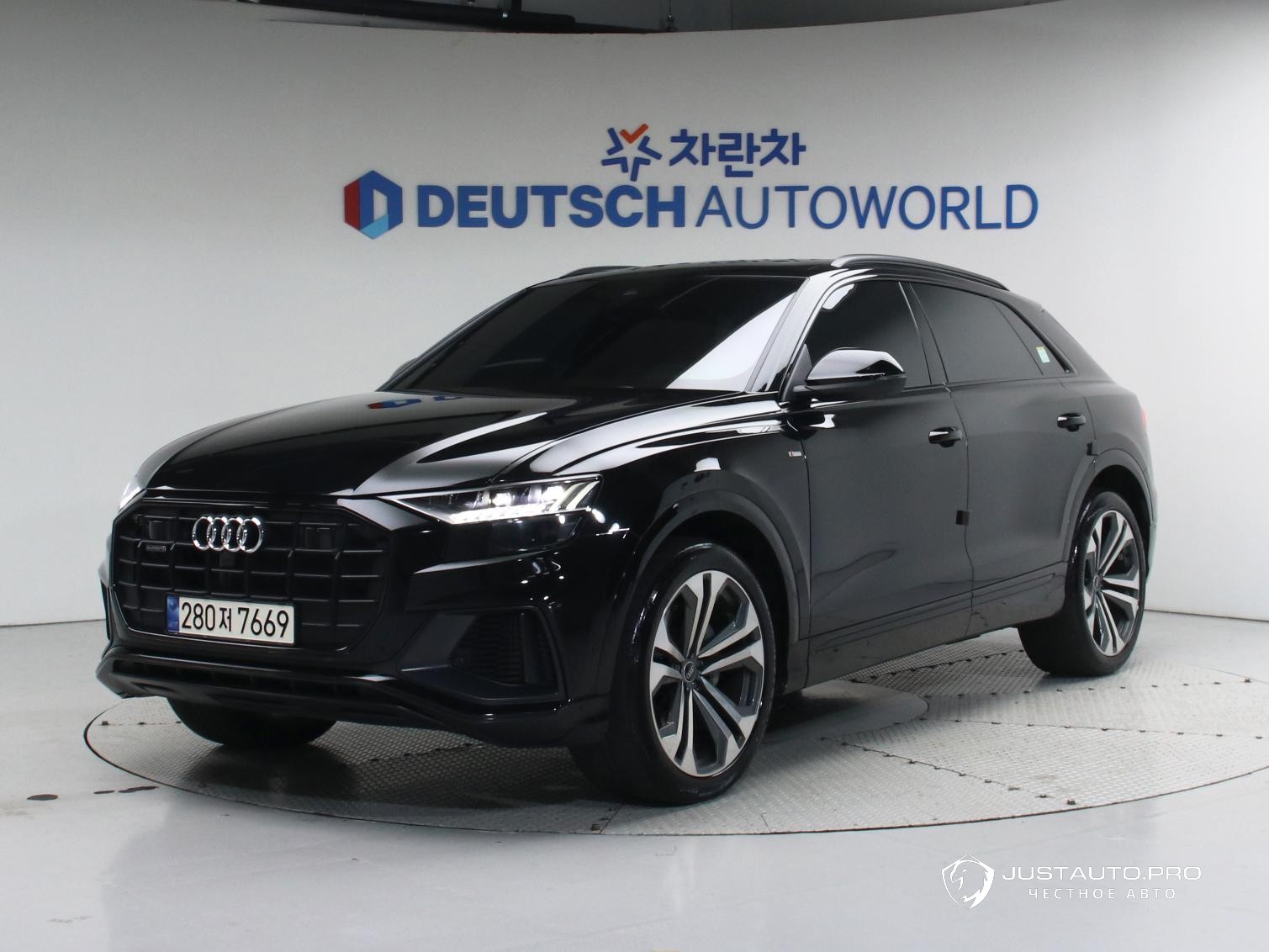 Автомобиль Audi Q8