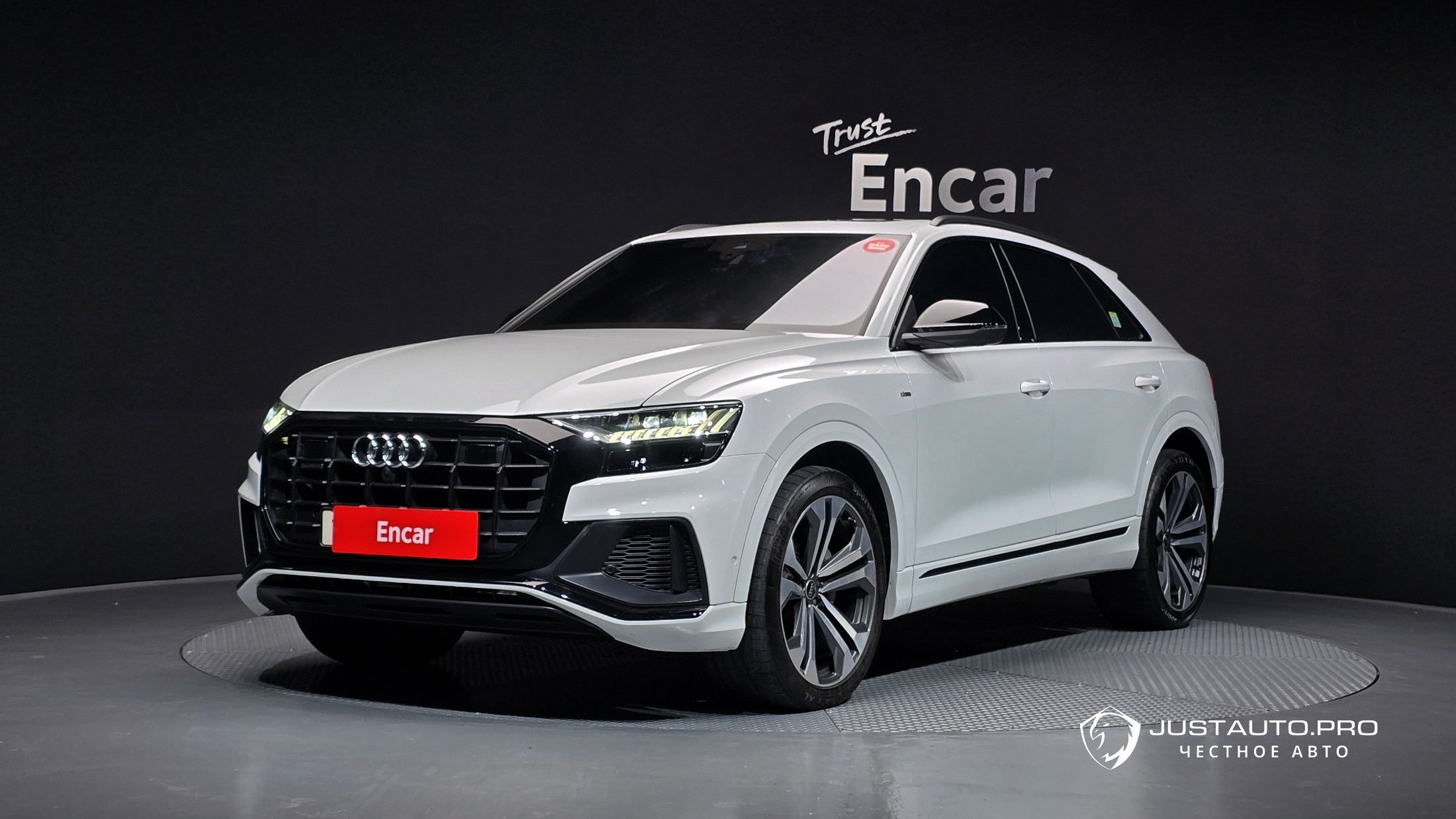 Автомобиль Audi Q8