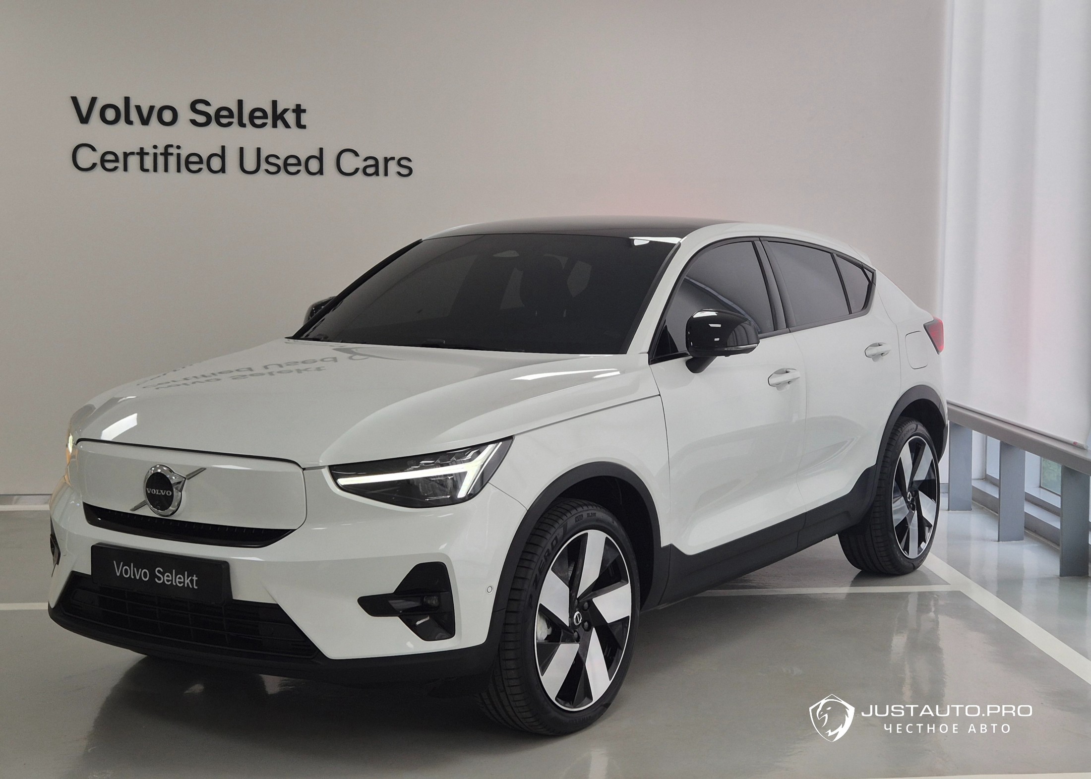 Автомобиль Volvo C40