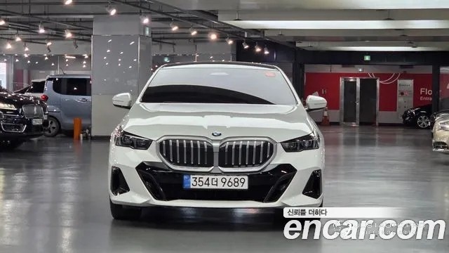 Автомобиль BMW 5-Series