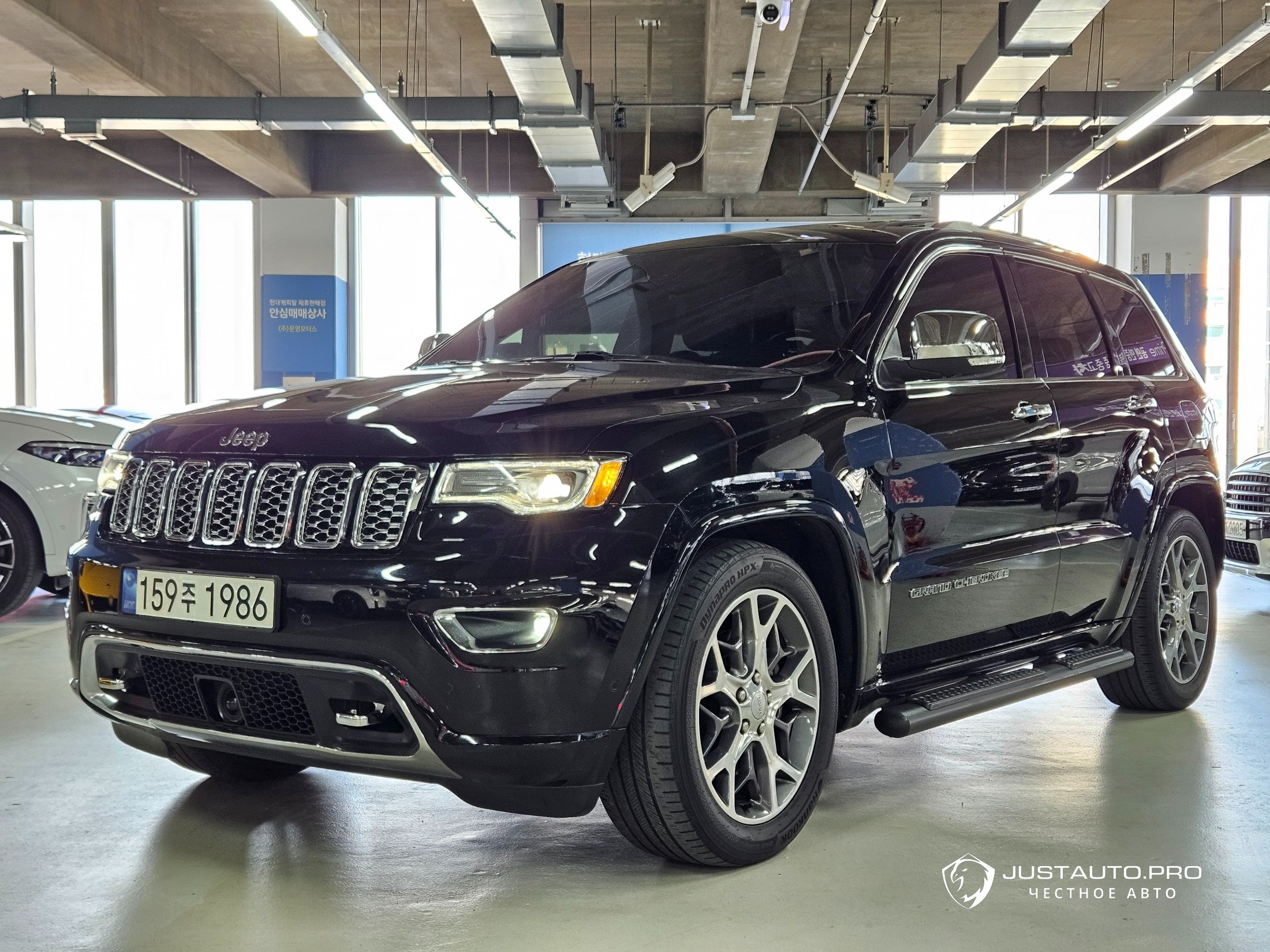Автомобиль Jeep Cherokee