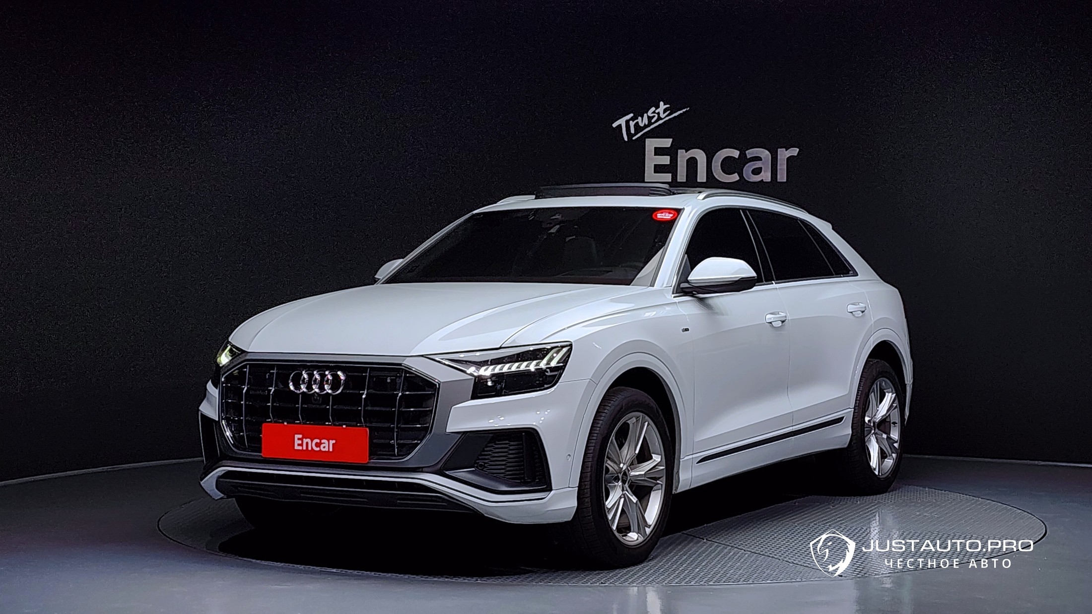 Автомобиль Audi Q8