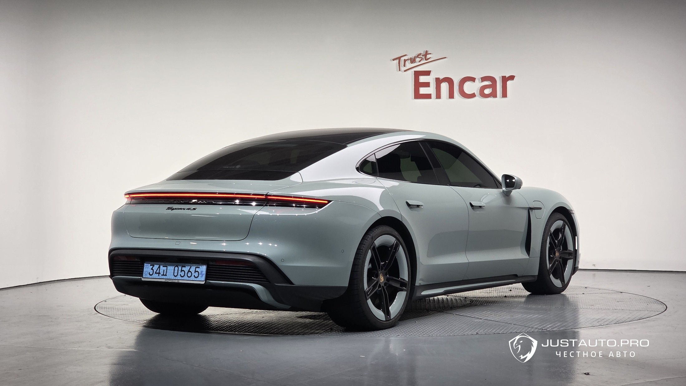 Автомобиль Porsche Taycan