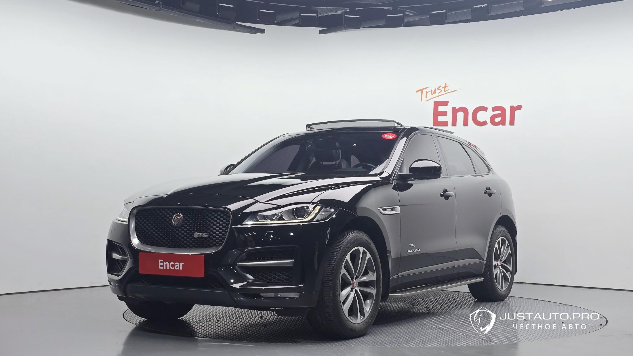 Автомобиль Jaguar F-PACE