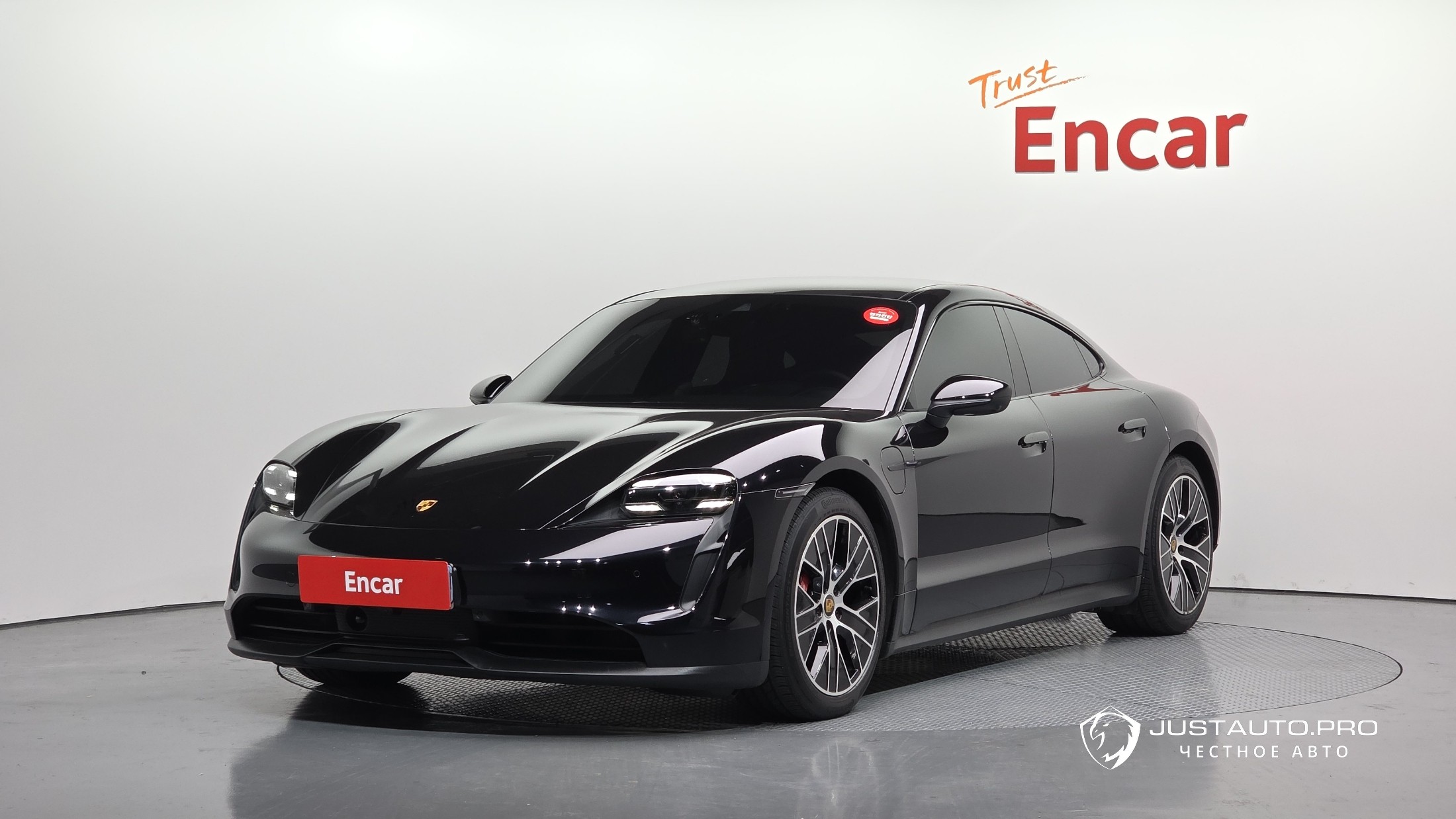 Автомобиль Porsche Taycan