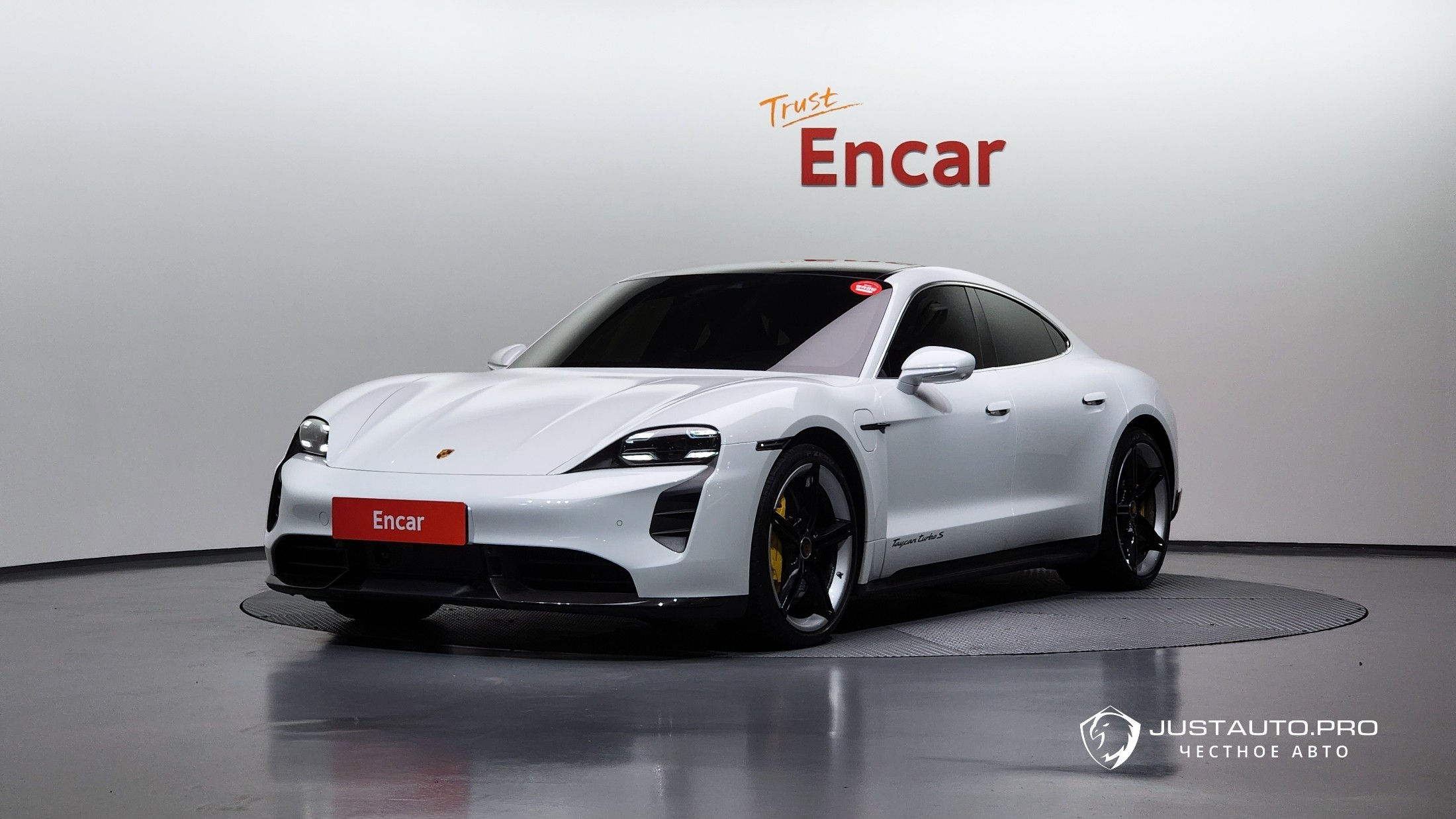 Автомобиль Porsche Taycan