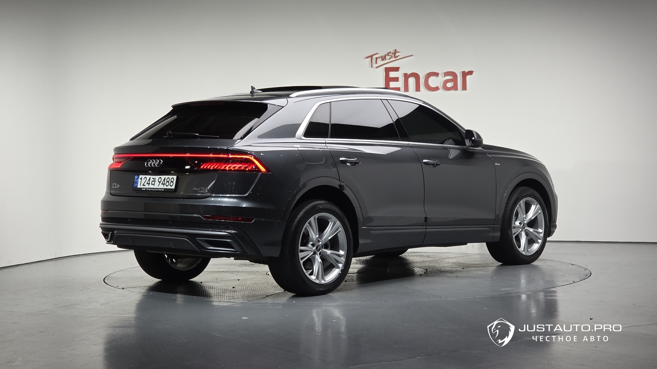 Автомобиль Audi Q8