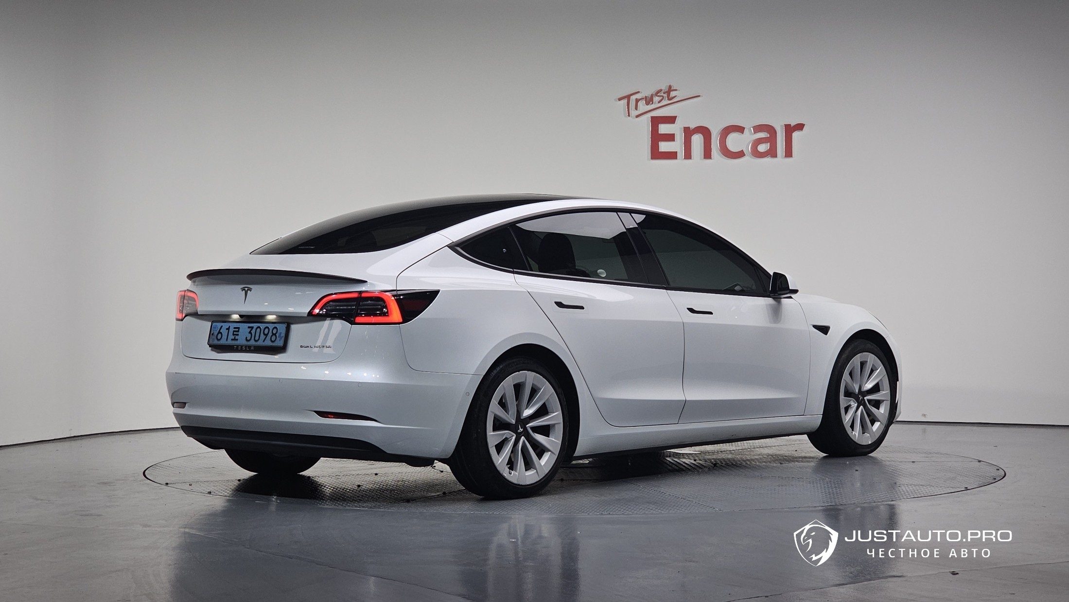 Автомобиль Tesla Model 3