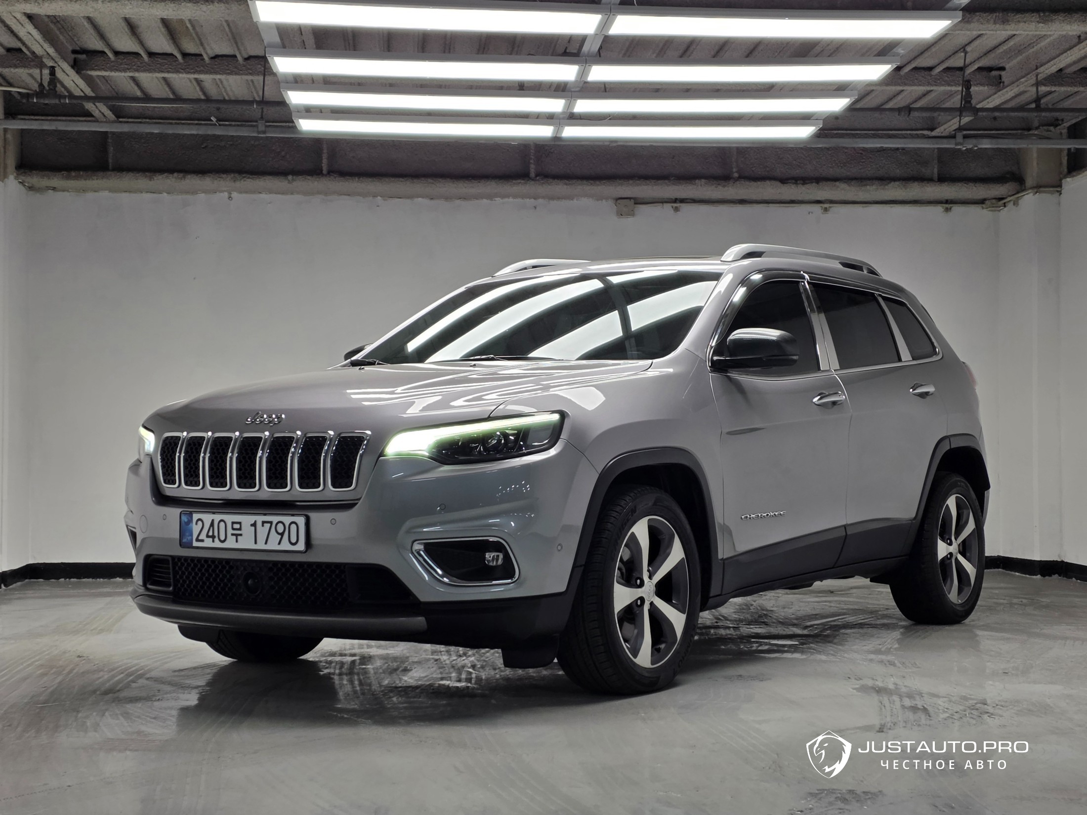 Автомобиль Jeep Cherokee
