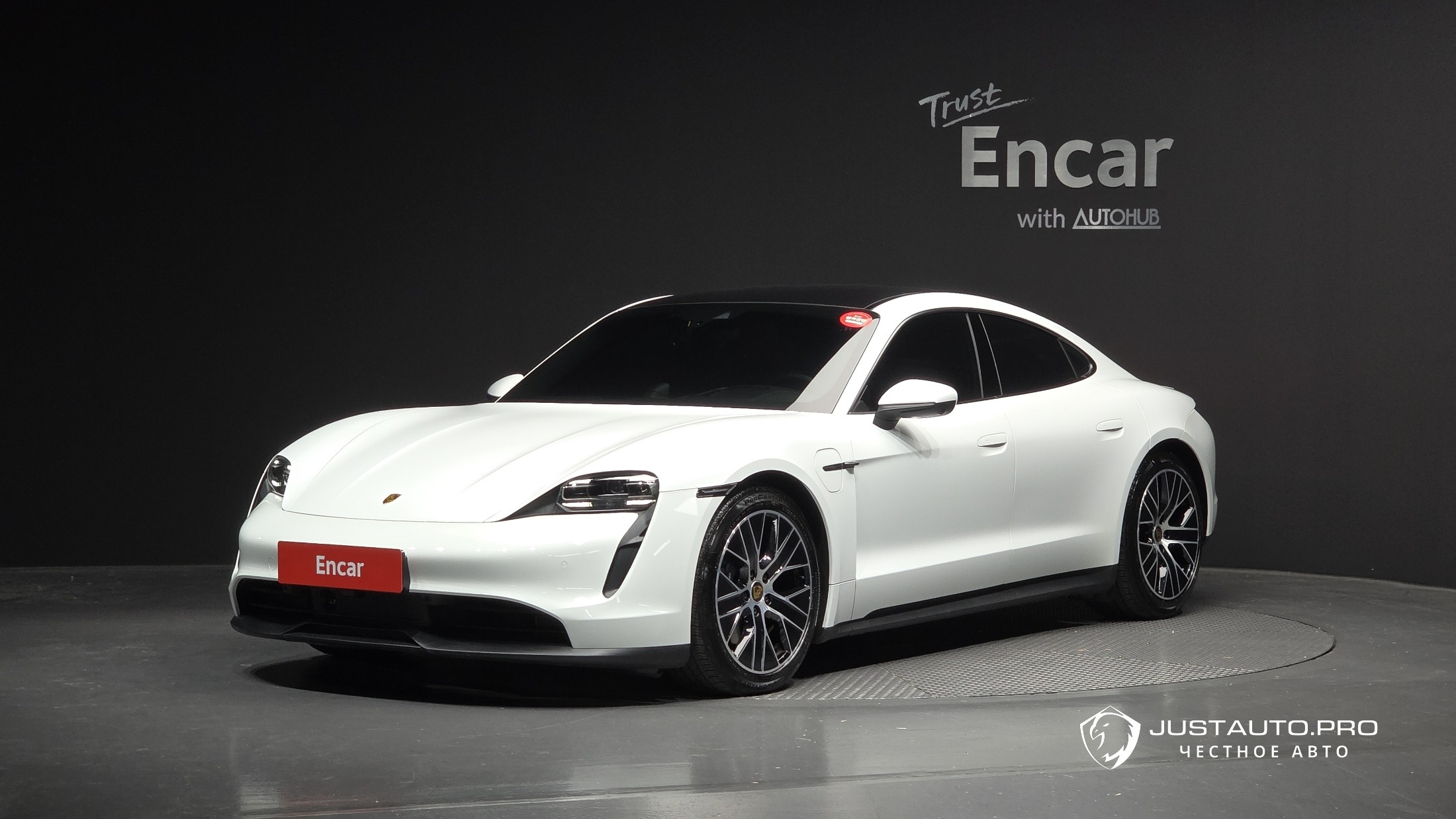 Автомобиль Porsche Taycan