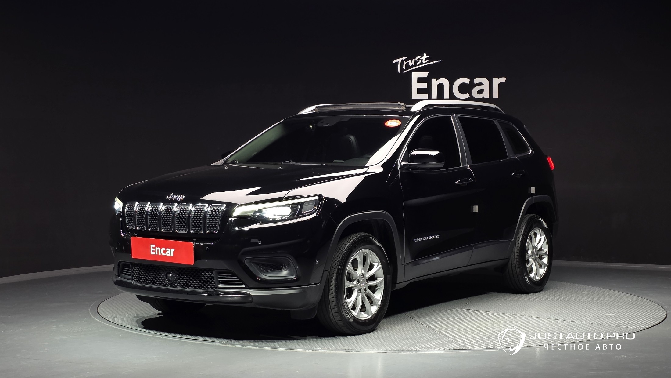 Автомобиль Jeep Cherokee