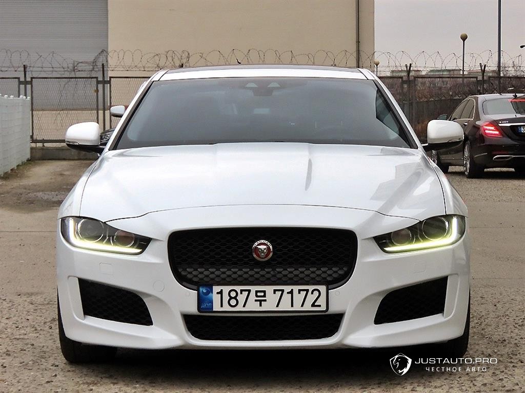 Автомобиль Jaguar XE