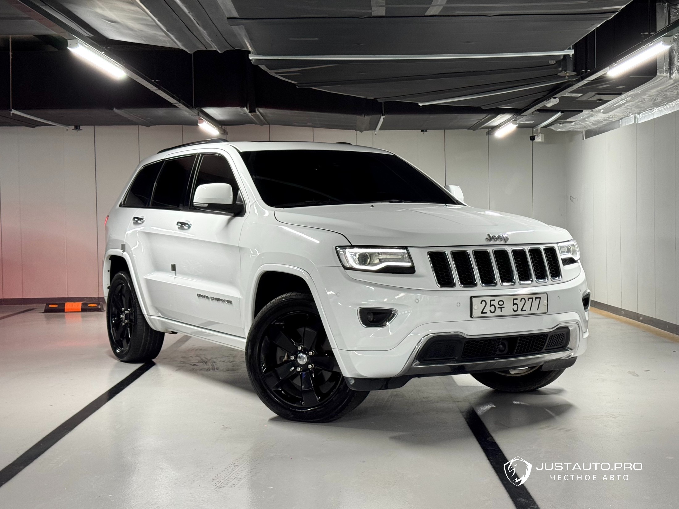 Автомобиль Jeep Cherokee