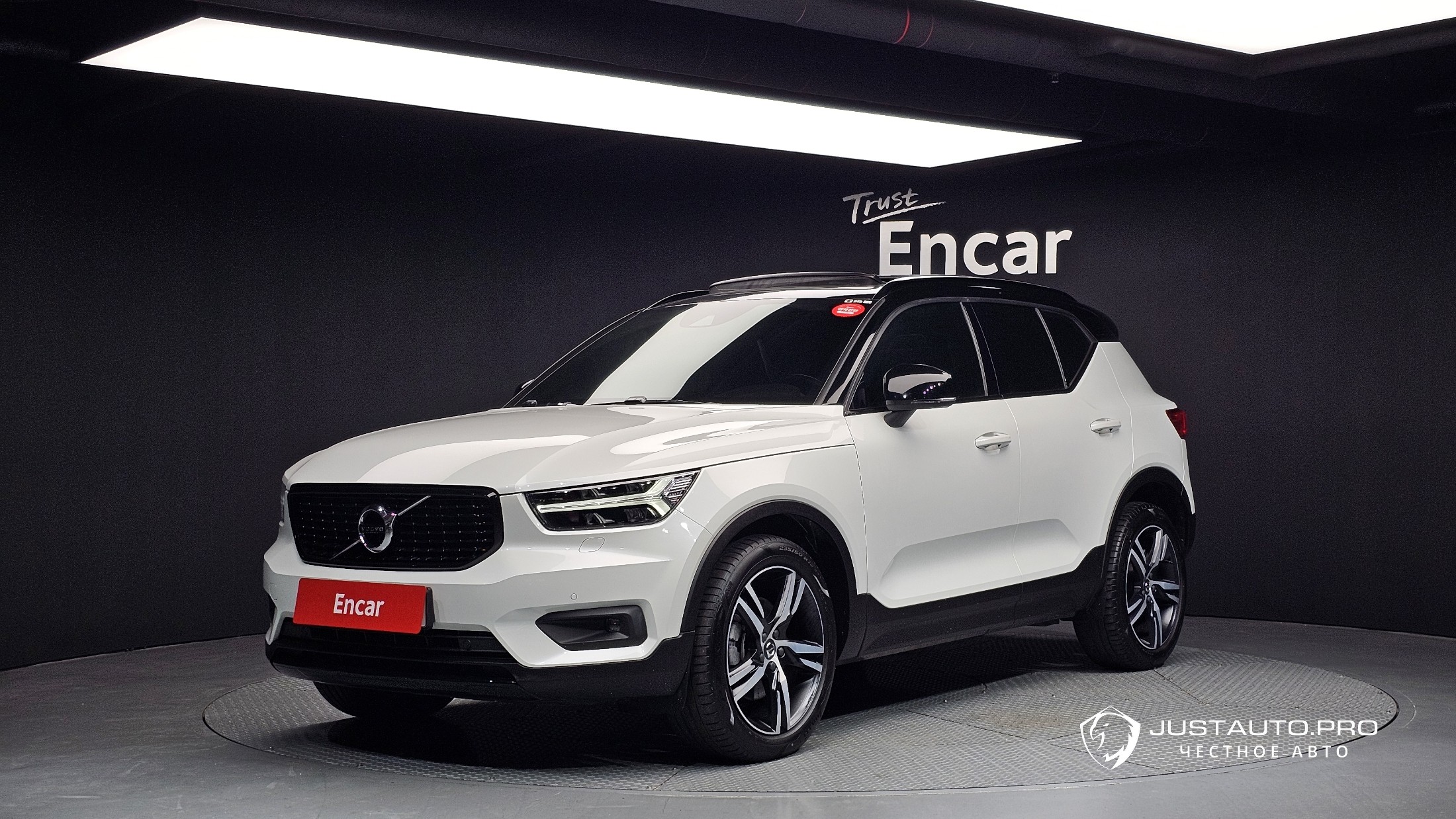 Автомобиль Volvo XC40