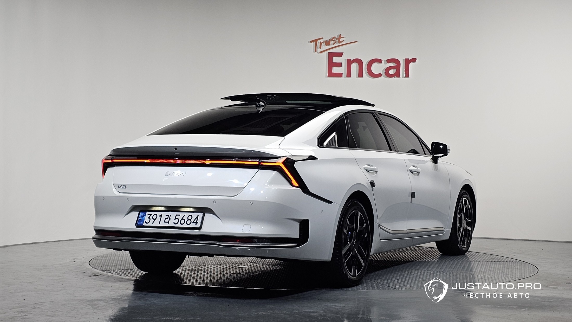 Автомобиль Kia K8