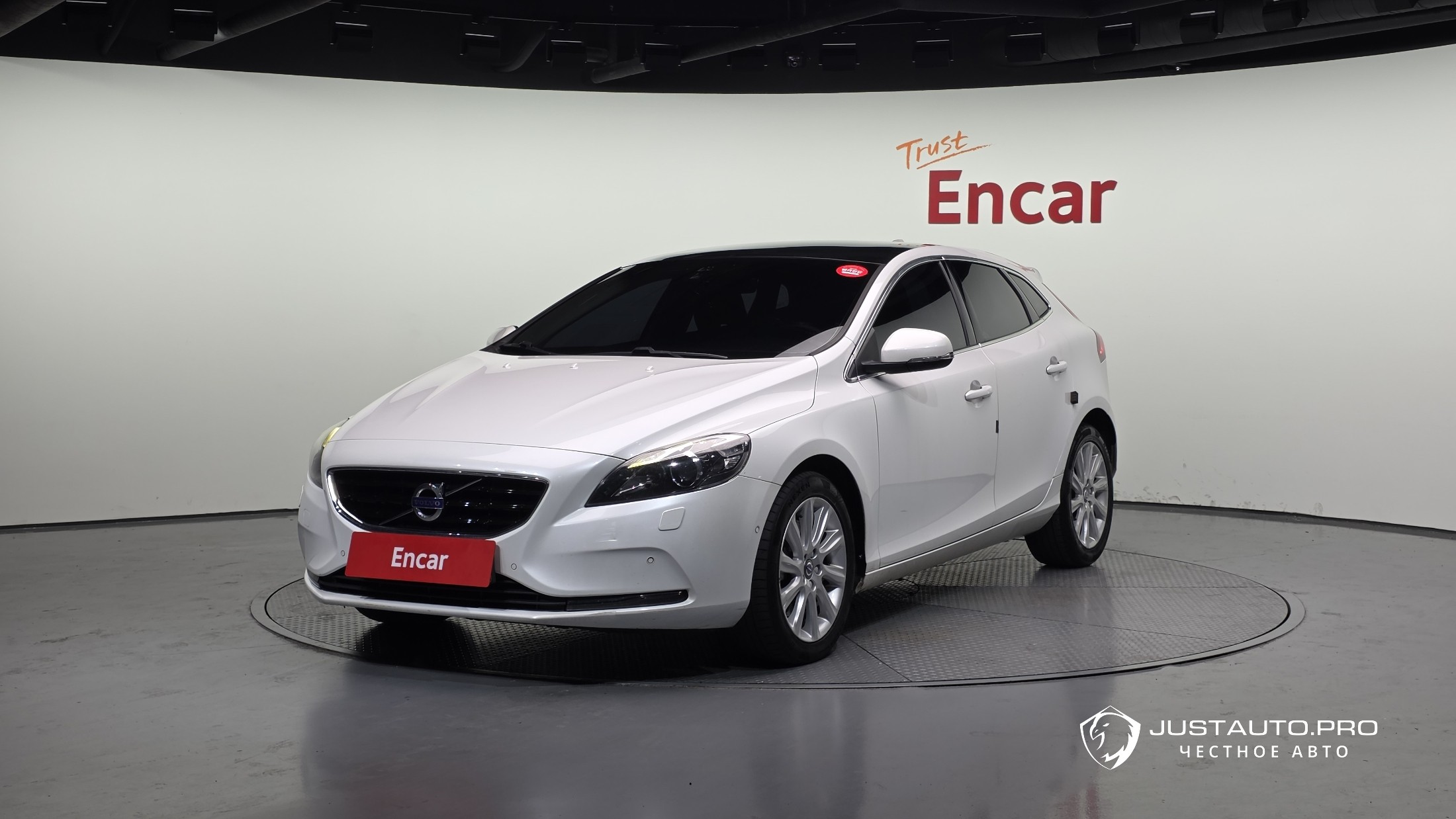 Автомобиль Volvo V40