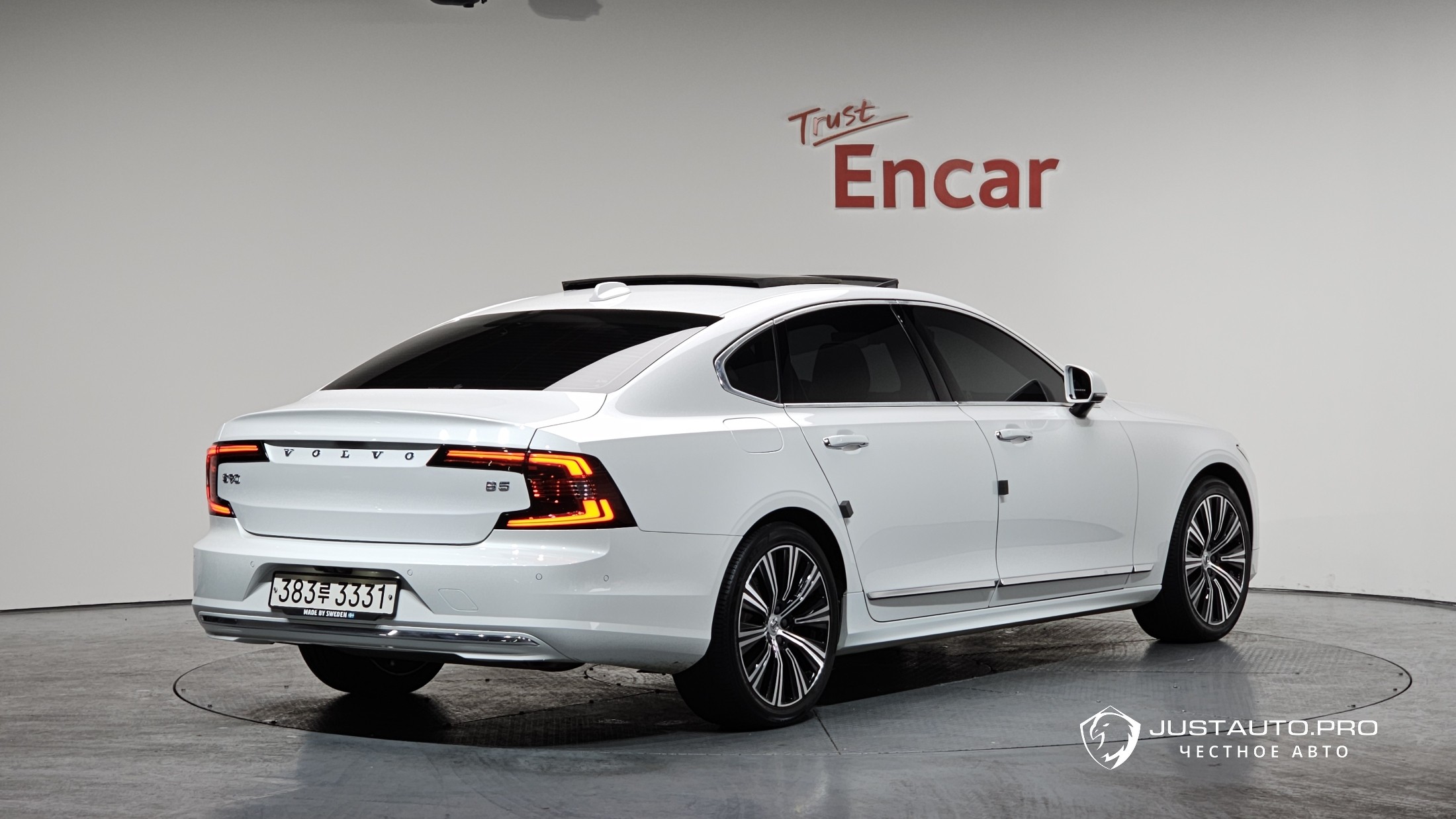 Автомобиль Volvo S90