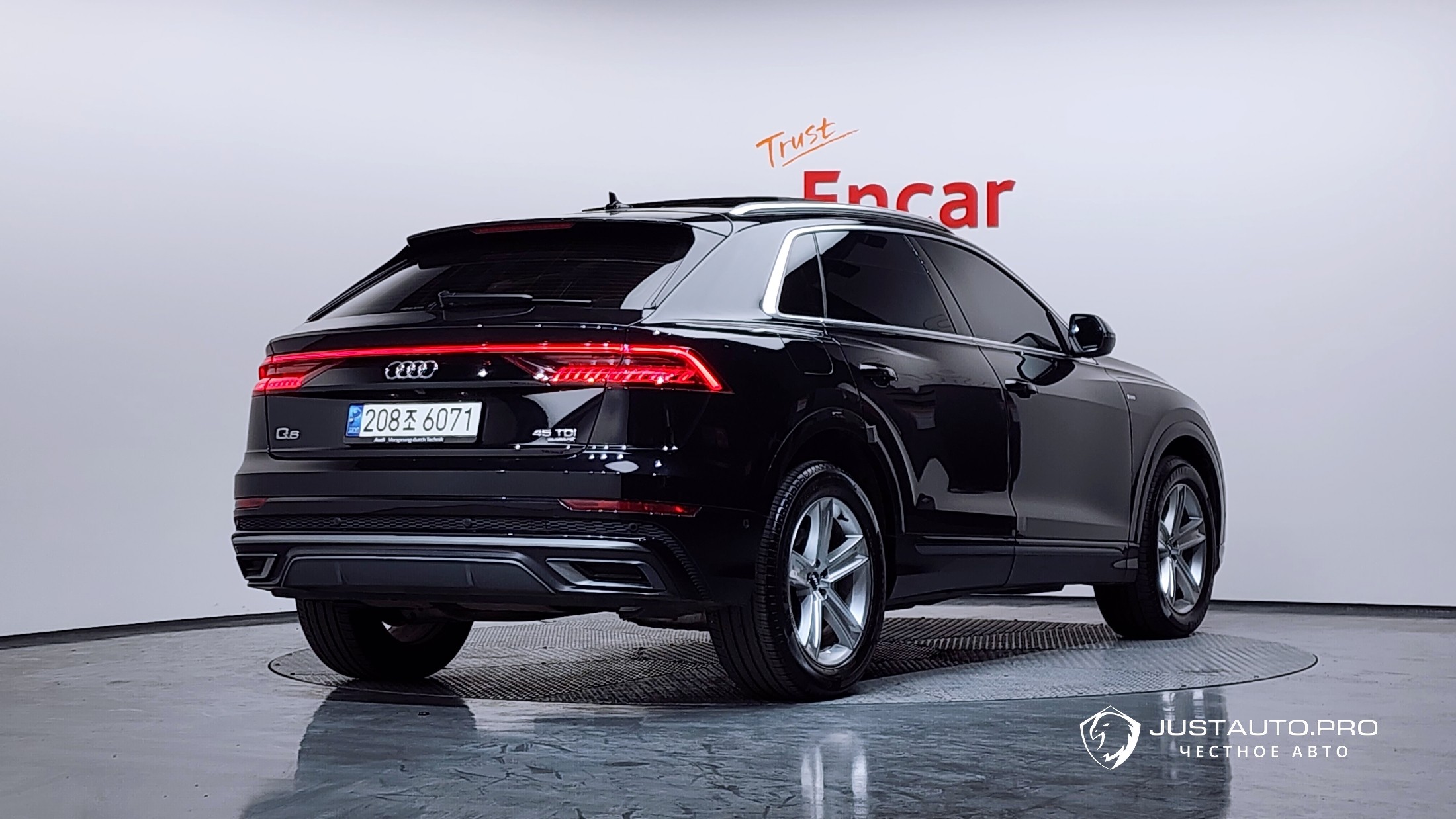 Автомобиль Audi Q8