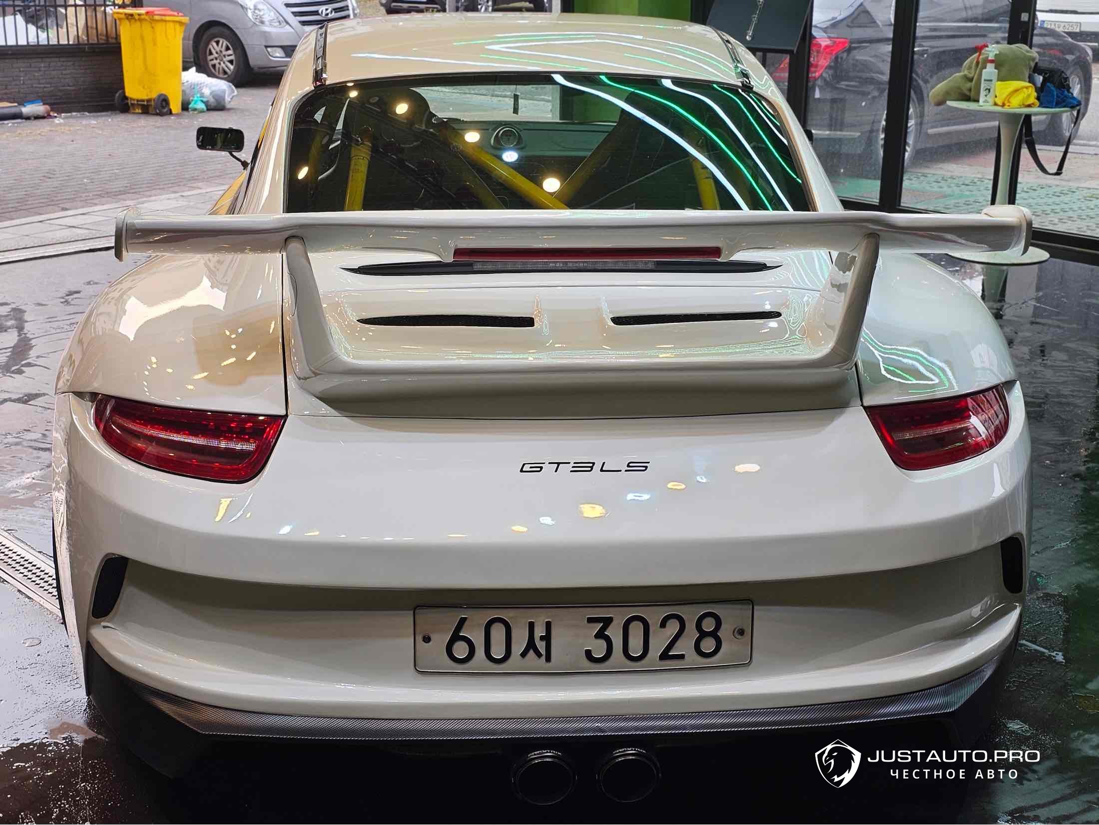 Автомобиль Porsche 911