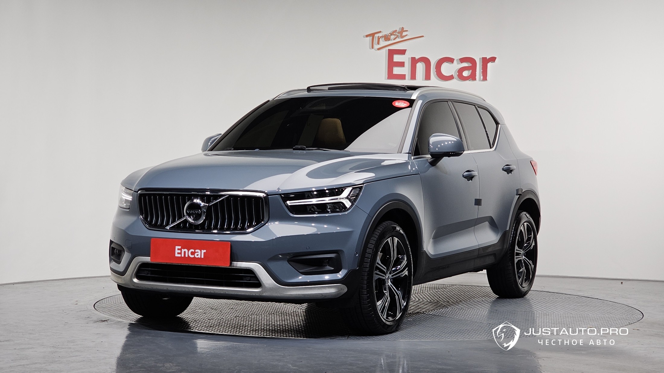 Автомобиль Volvo XC40