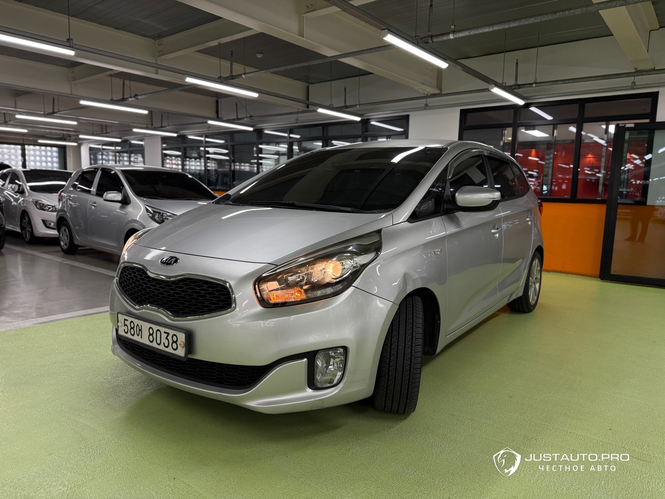 Автомобиль Kia Carens