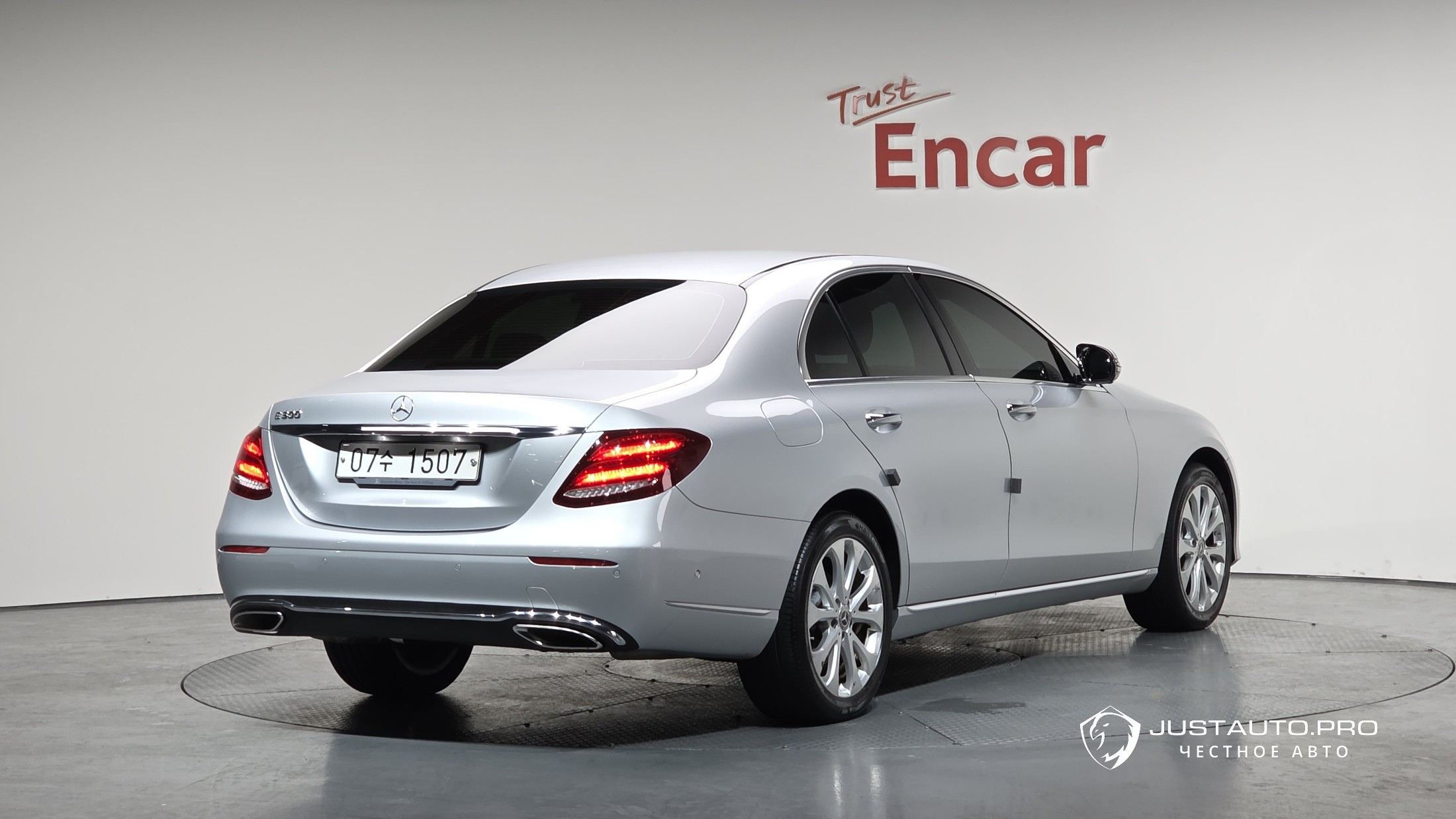 Автомобиль Mercedes-Benz E-Class