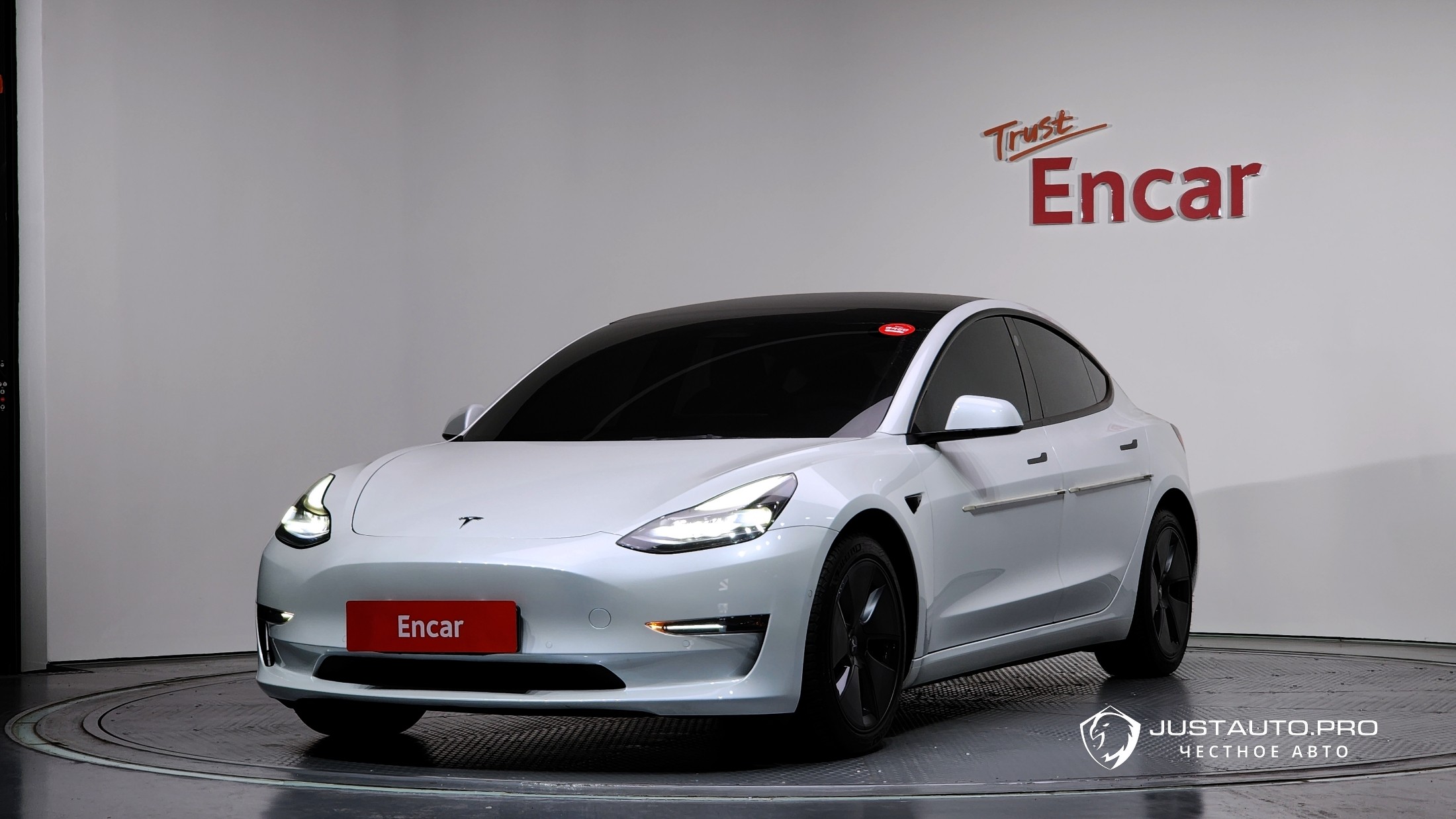 Автомобиль Tesla Model 3