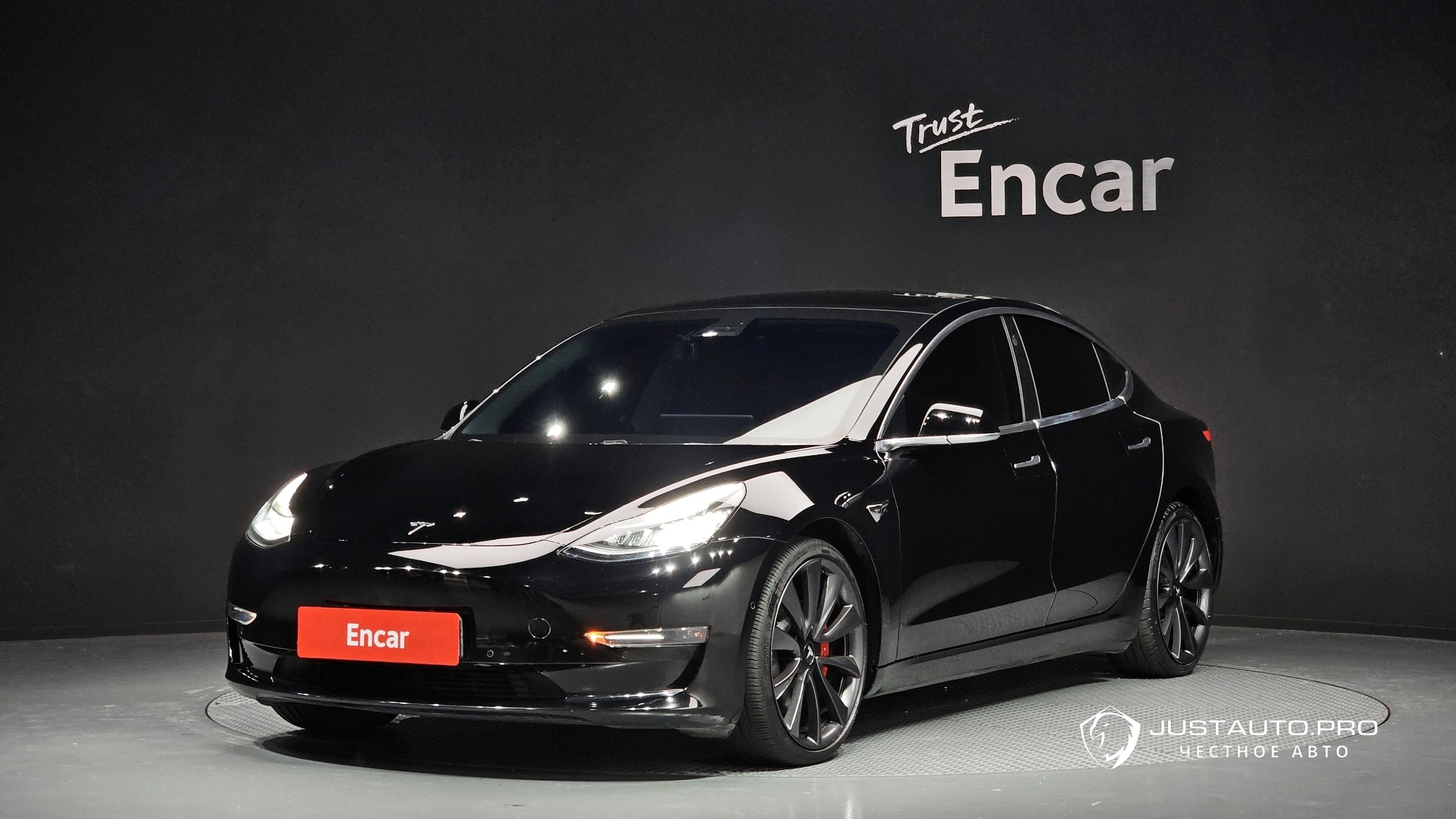 Автомобиль Tesla Model 3