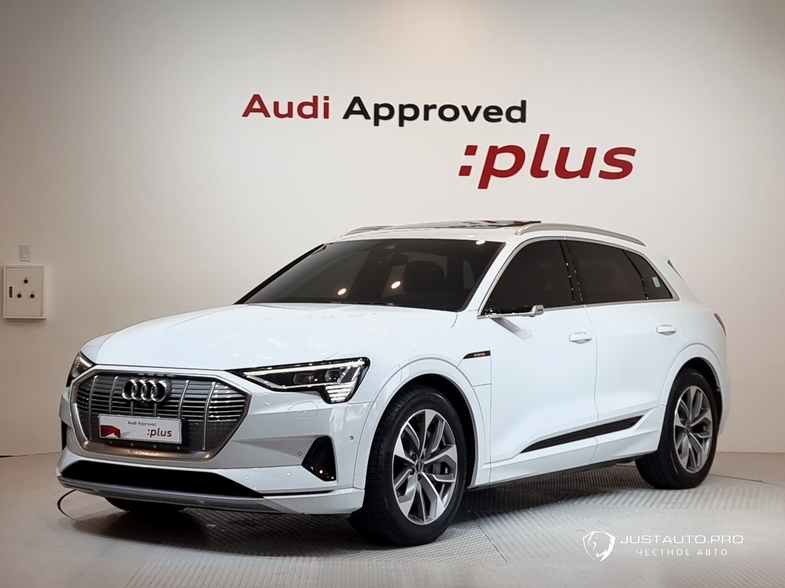 Автомобиль Audi e-tron