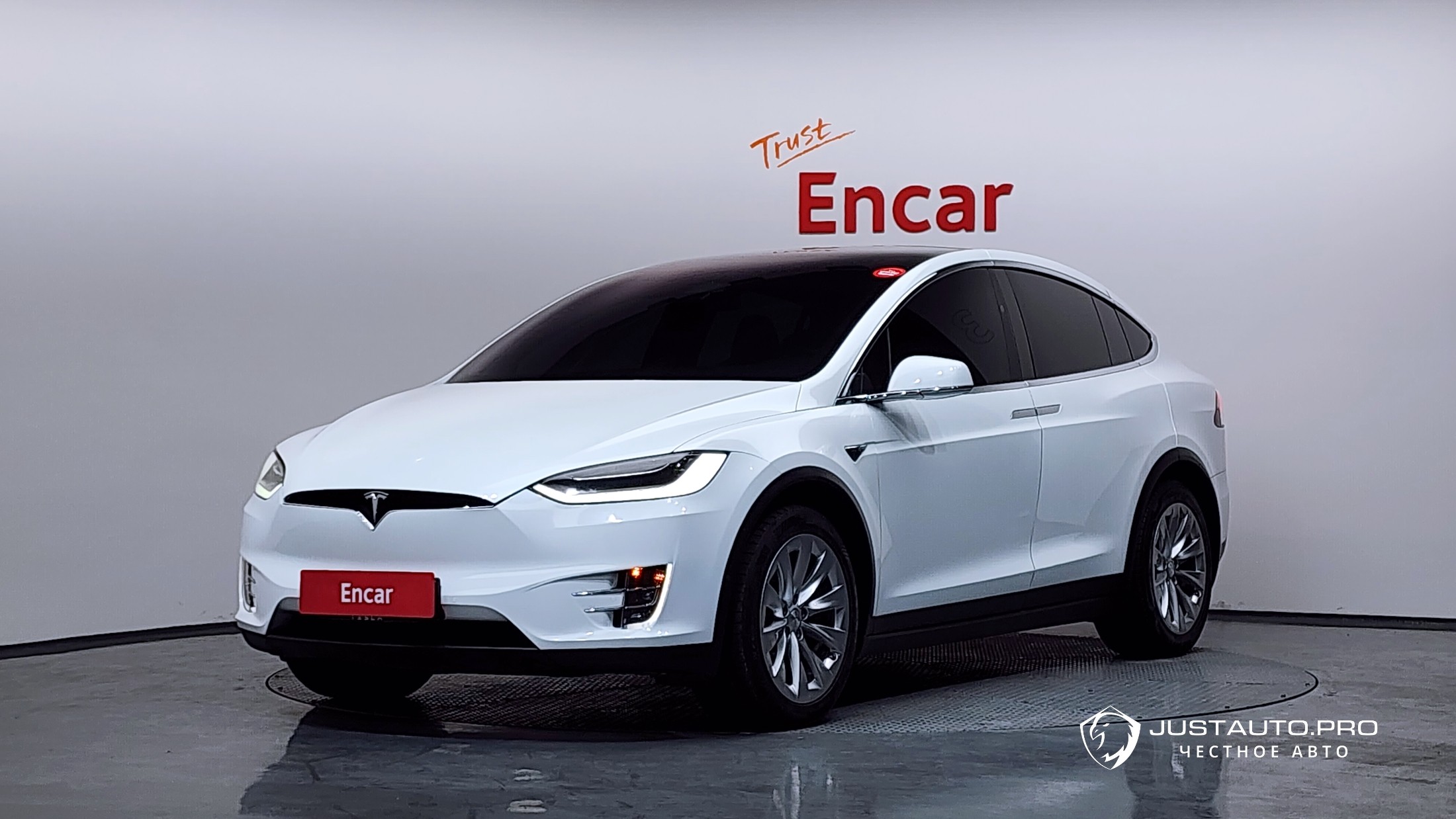 Автомобиль Tesla Model X