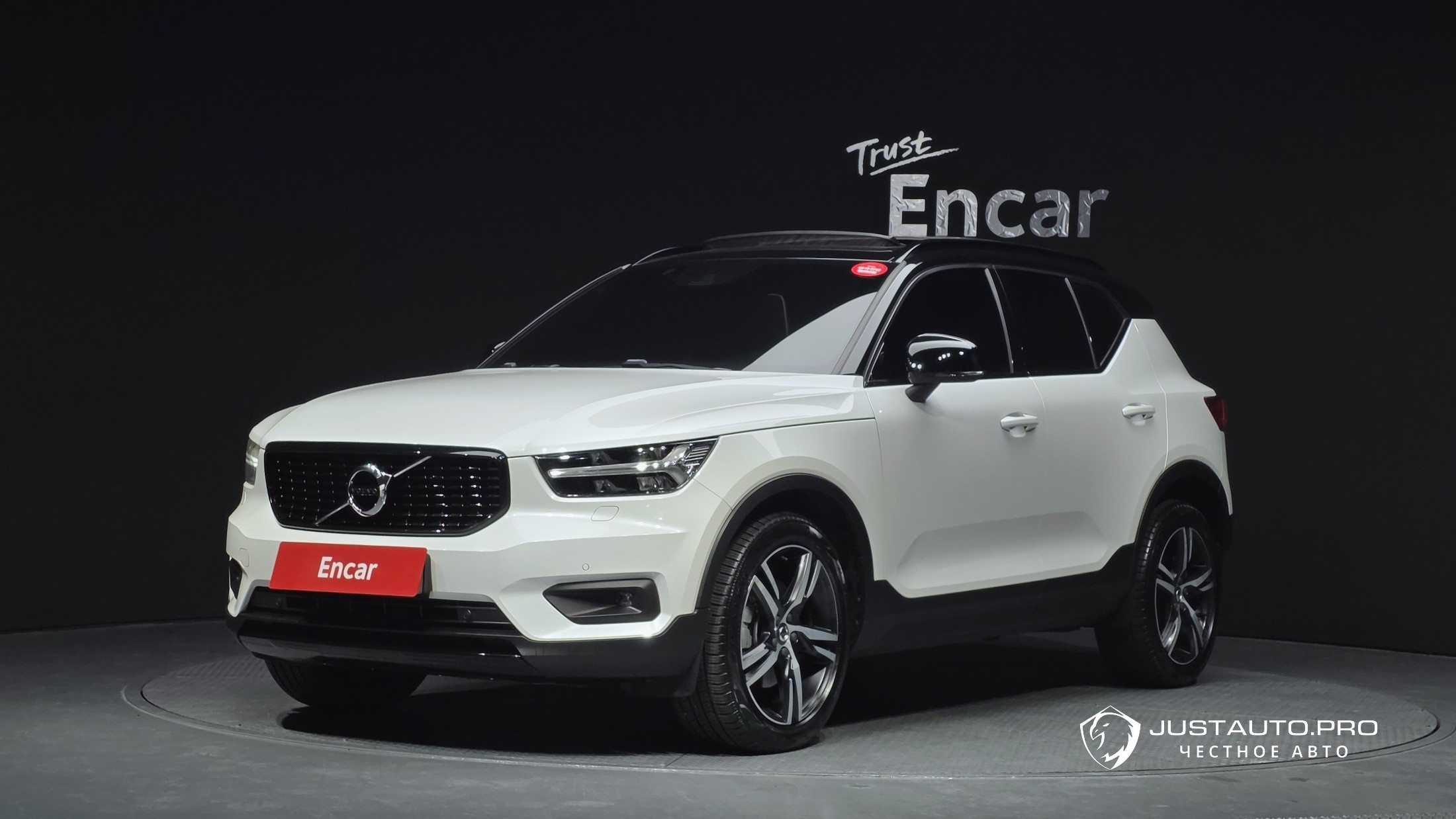 Автомобиль Volvo XC40