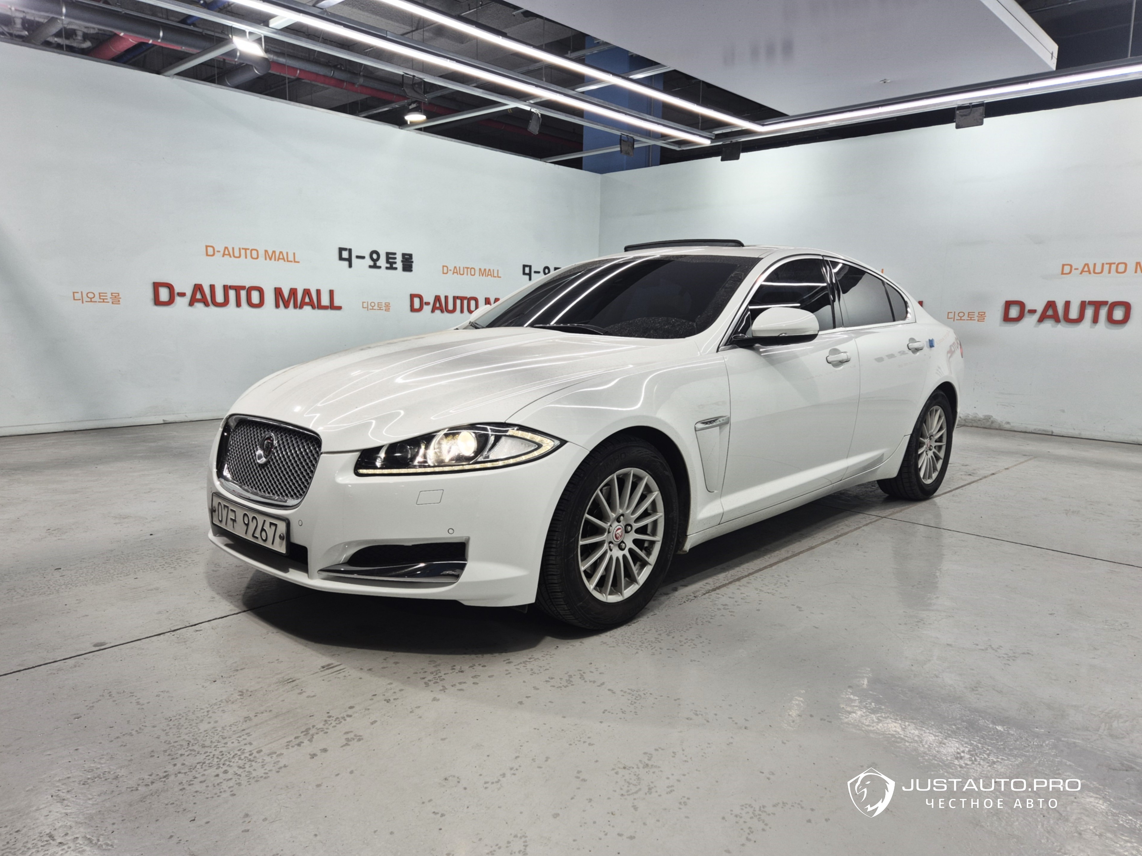 Автомобиль Jaguar XF